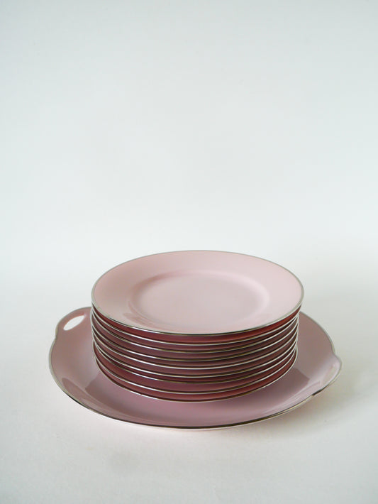 Ensemble composé d'un plat à gâteaux et de 9 assiettes à dessert, Rose et liseré Argenté, 1940