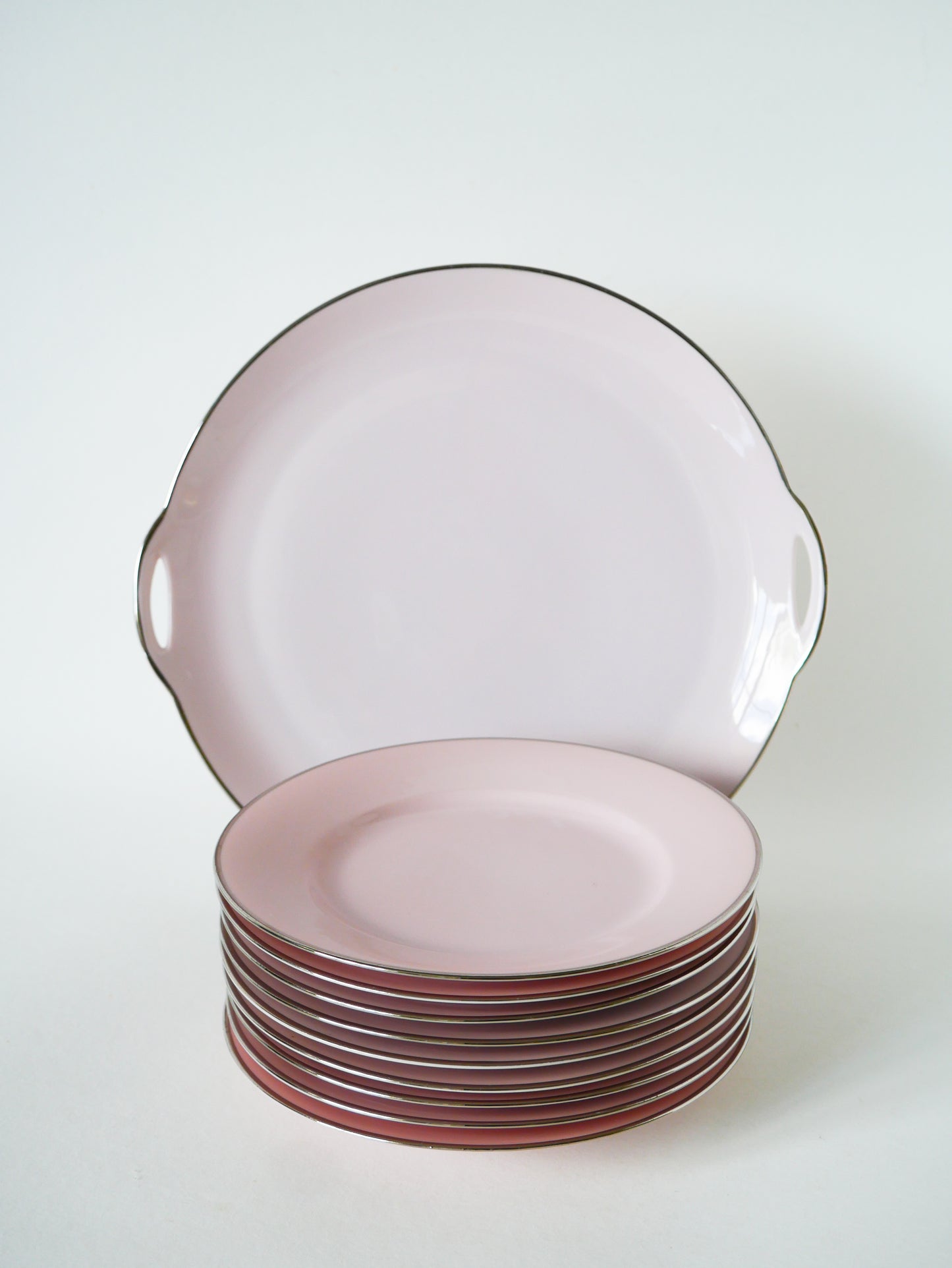 Ensemble composé d'un plat à gâteaux et de 9 assiettes à dessert, Rose et liseré Argenté, 1940