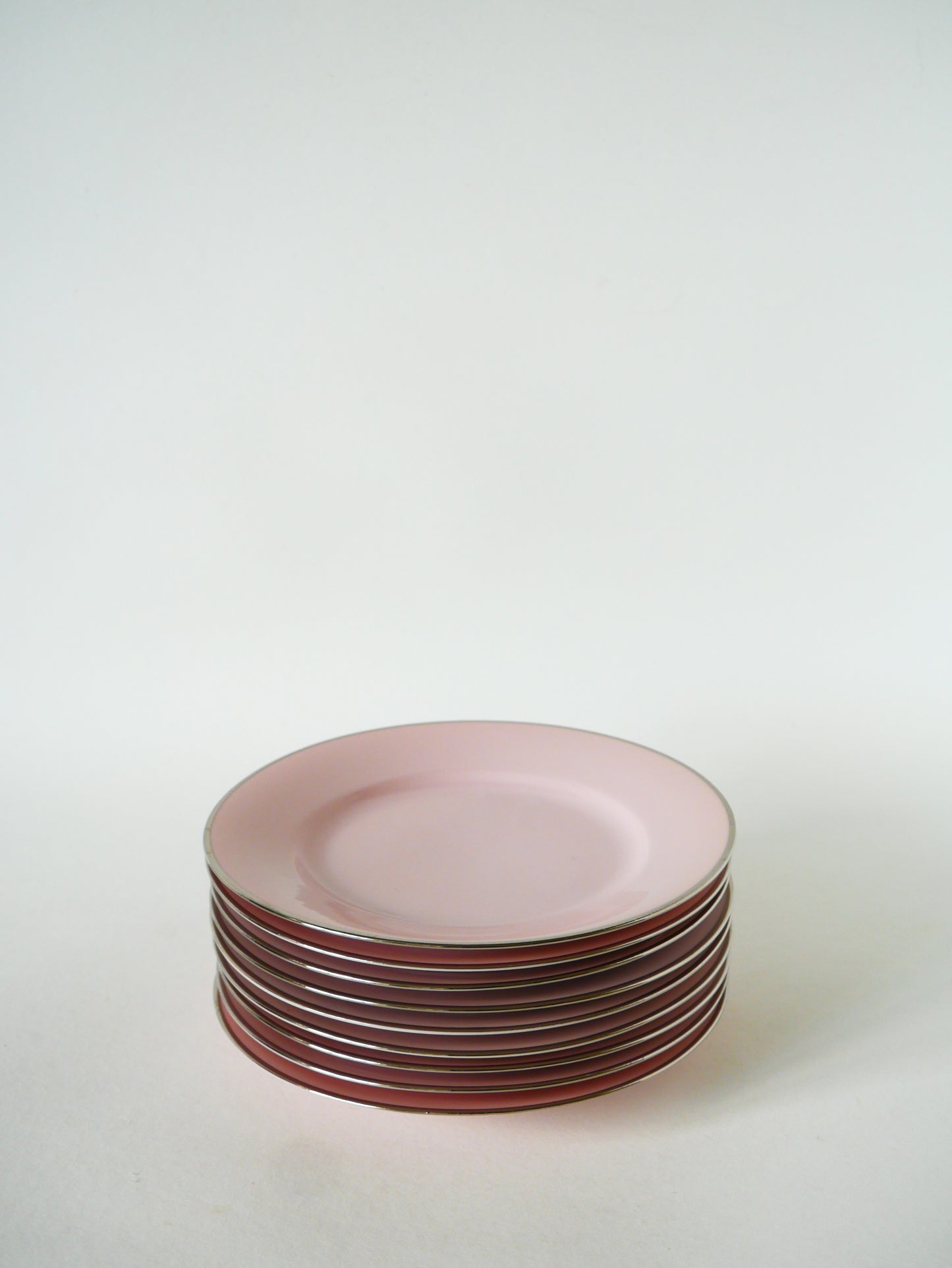 Ensemble composé d'un plat à gâteaux et de 9 assiettes à dessert, Rose et liseré Argenté, 1940