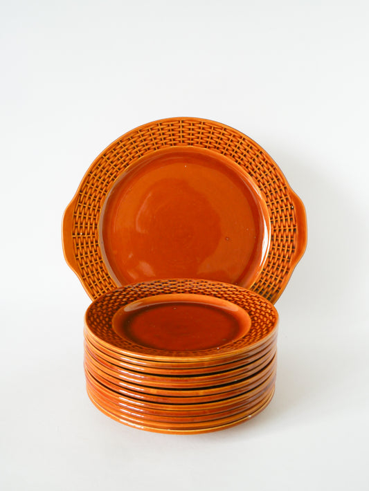 Ensemble composé d'un plat à tarte et 12 assiettes à dessert en barbotine tressée, Gien,1960