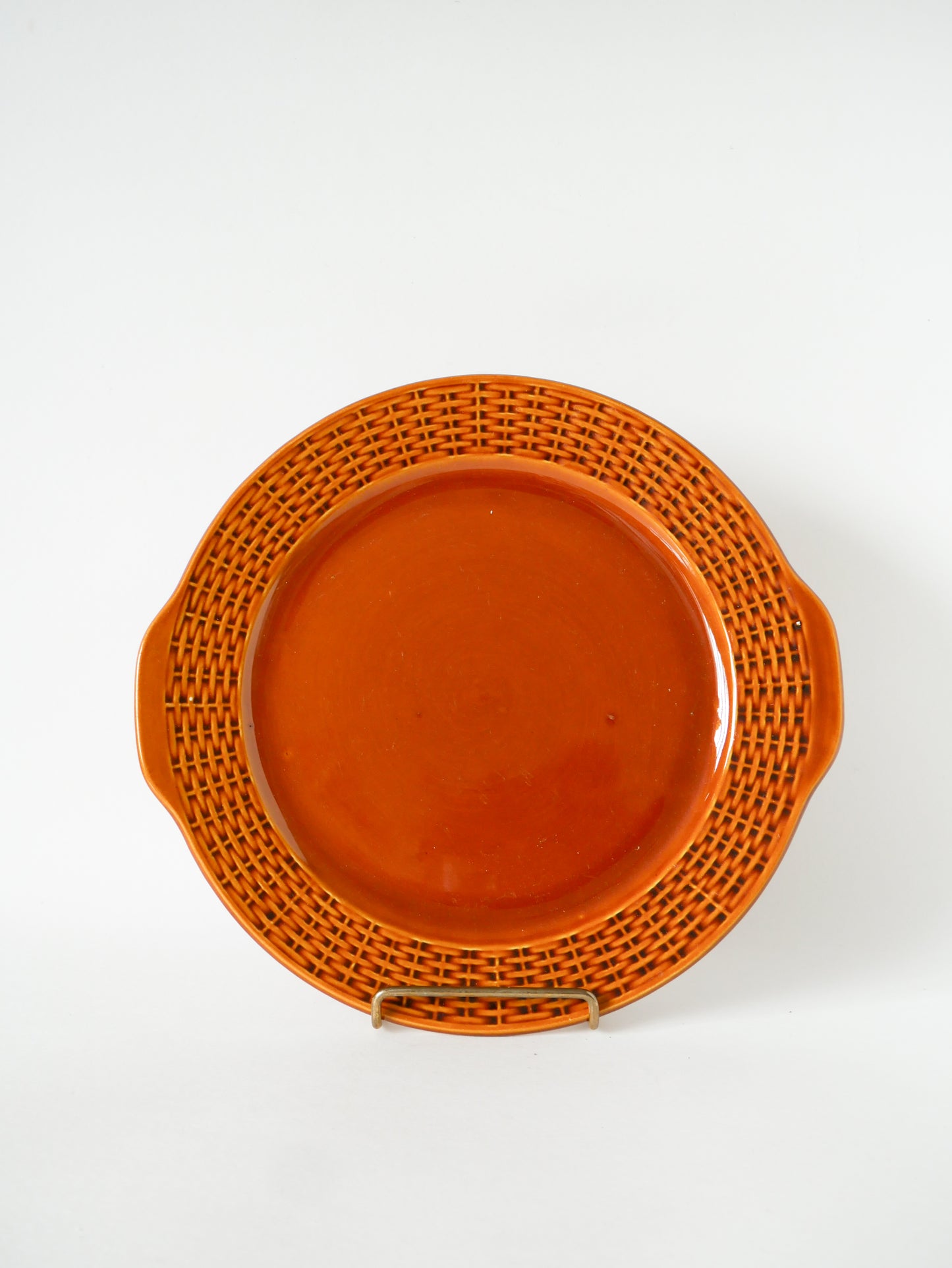 Ensemble composé d'un plat à tarte et 12 assiettes à dessert en barbotine tressée, Gien,1960