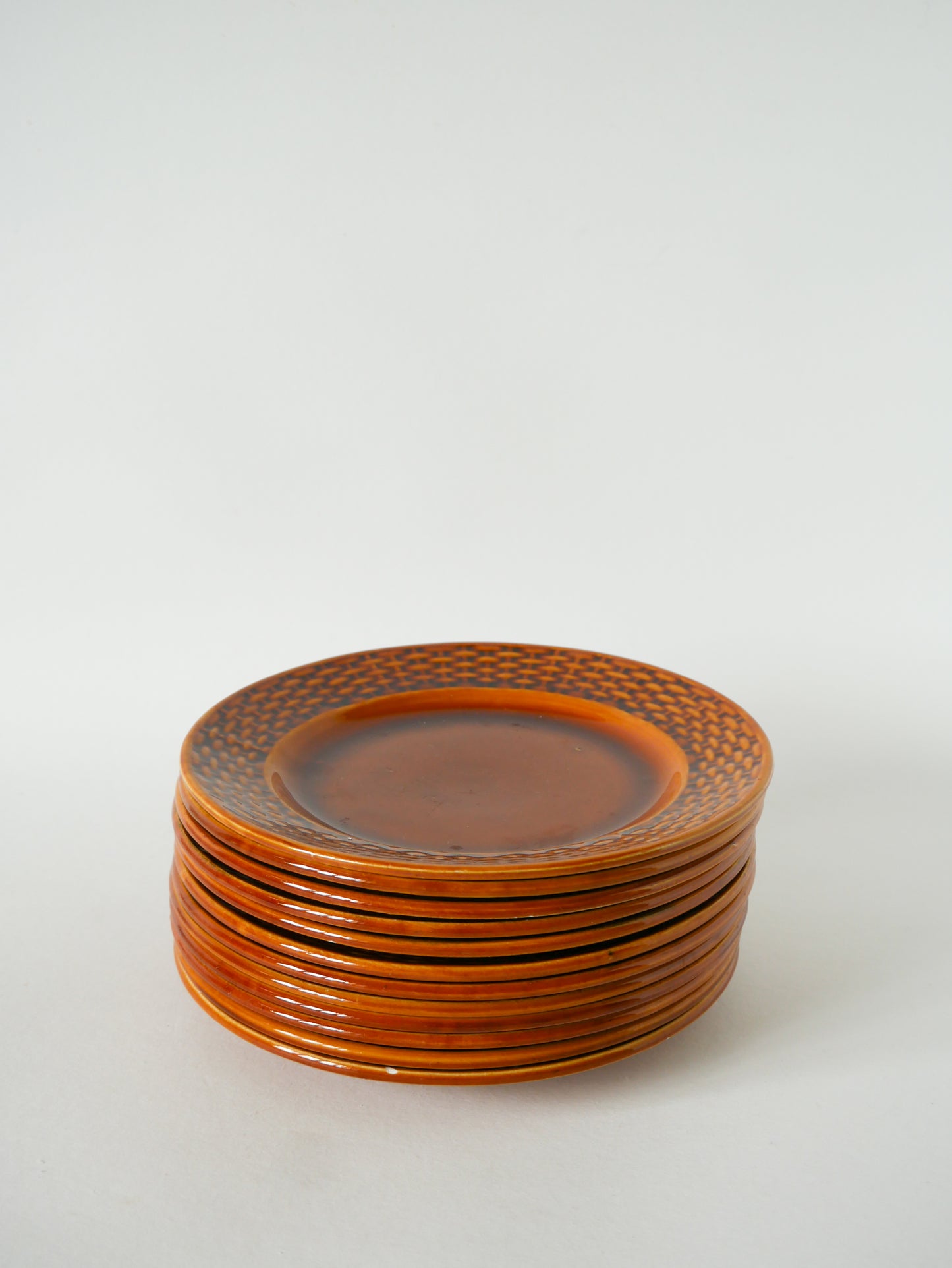 Ensemble composé d'un plat à tarte et 12 assiettes à dessert en barbotine tressée, Gien,1960