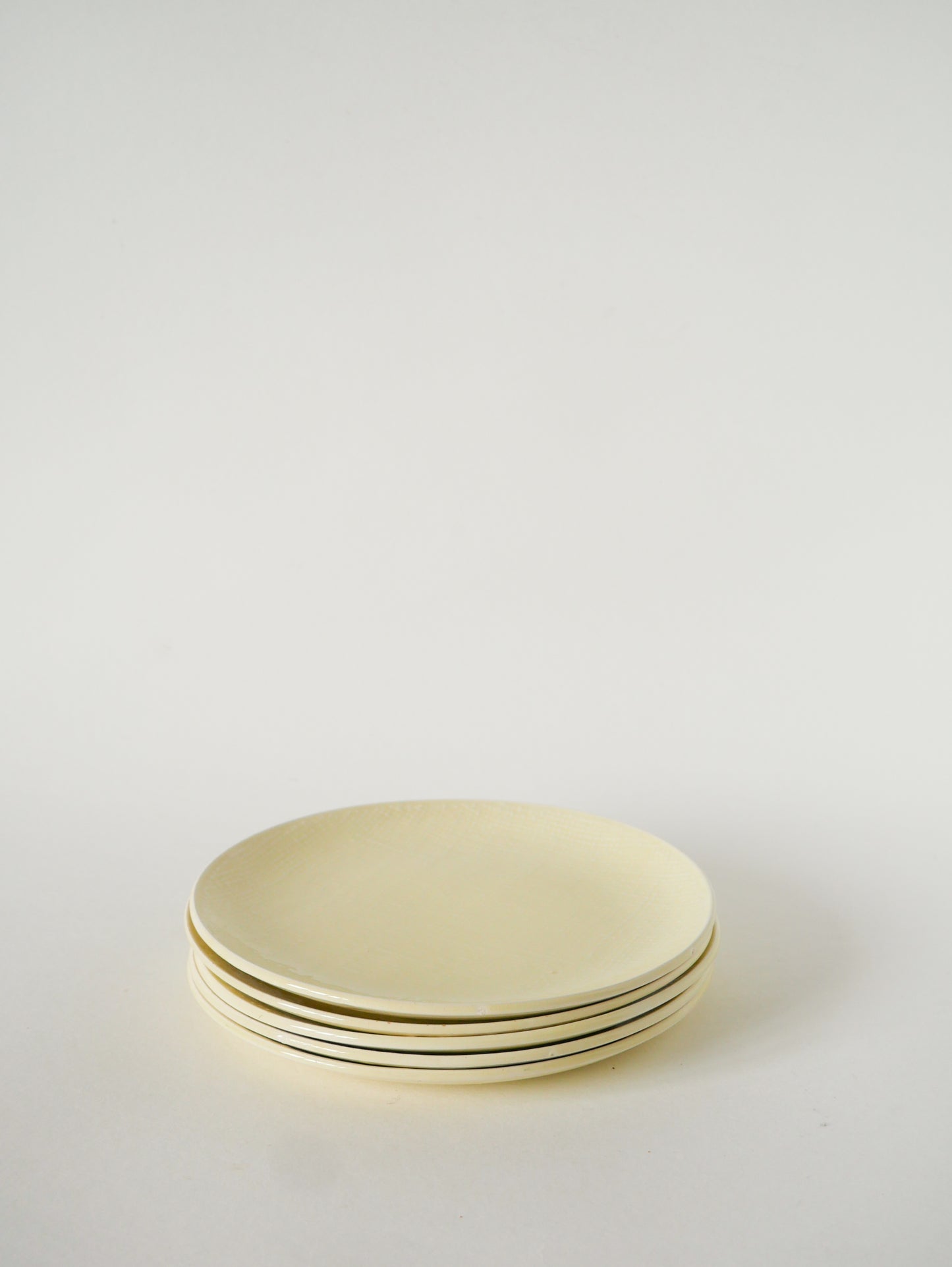 Lot de 5 assiettes à dessert, effet tissé, Jaune Beurre, Salins, 1950