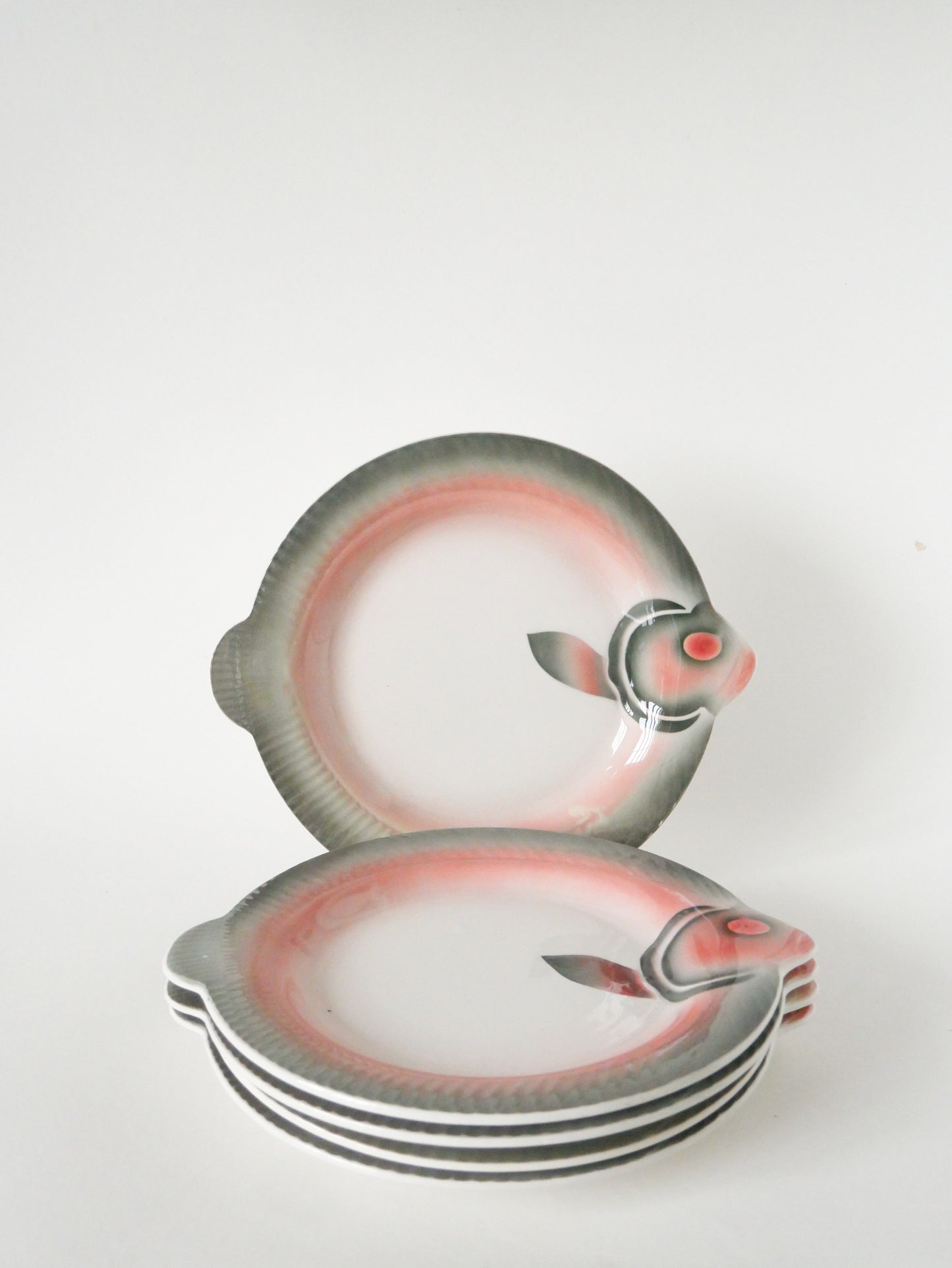 Lot de 6 assiettes plates en barbotine, forme Poisson, Rose et Gris, 1960