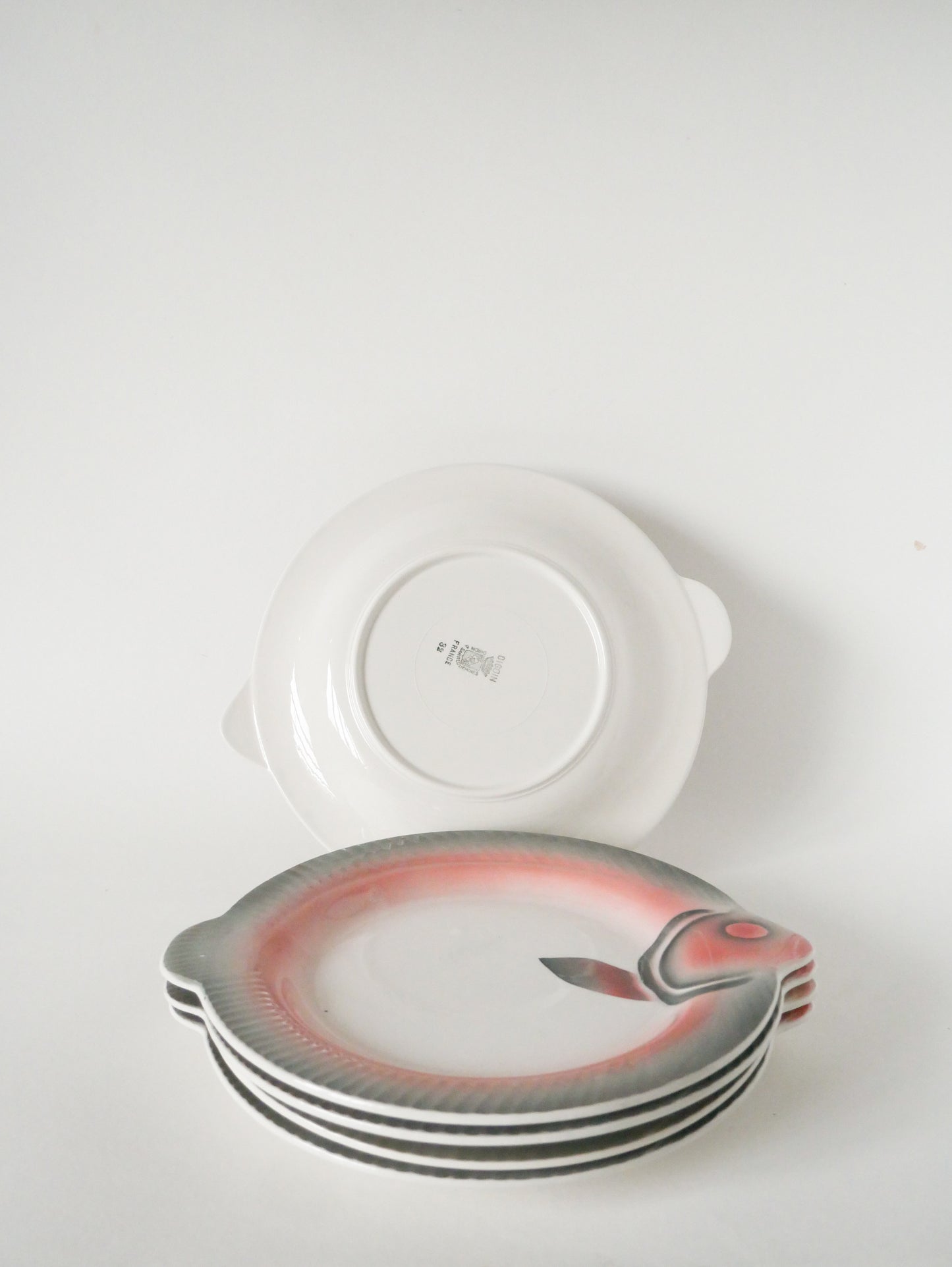 Lot de 6 assiettes plates en barbotine, forme Poisson, Rose et Gris, 1960