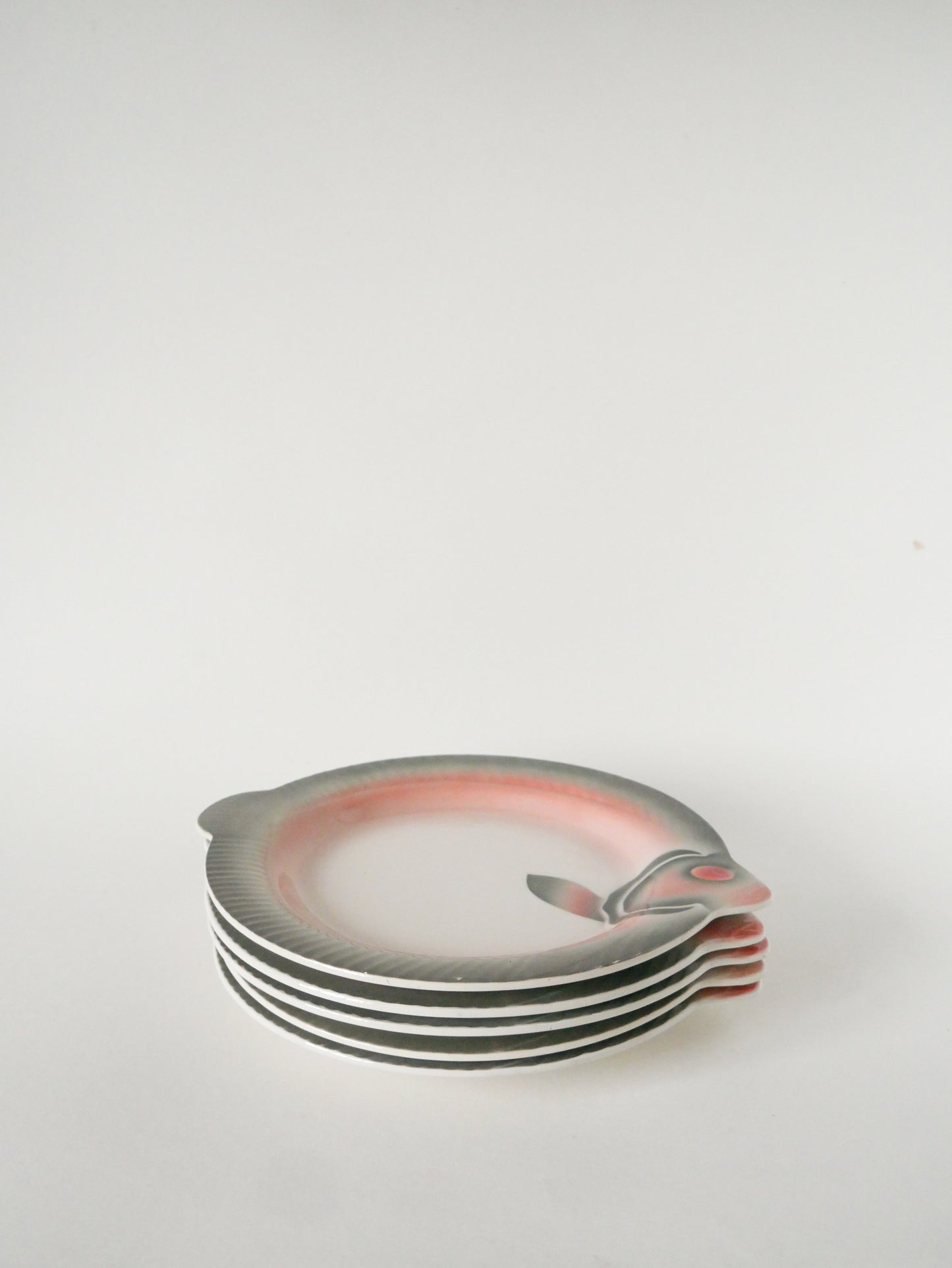 Lot de 6 assiettes plates en barbotine, forme Poisson, Rose et Gris, 1960