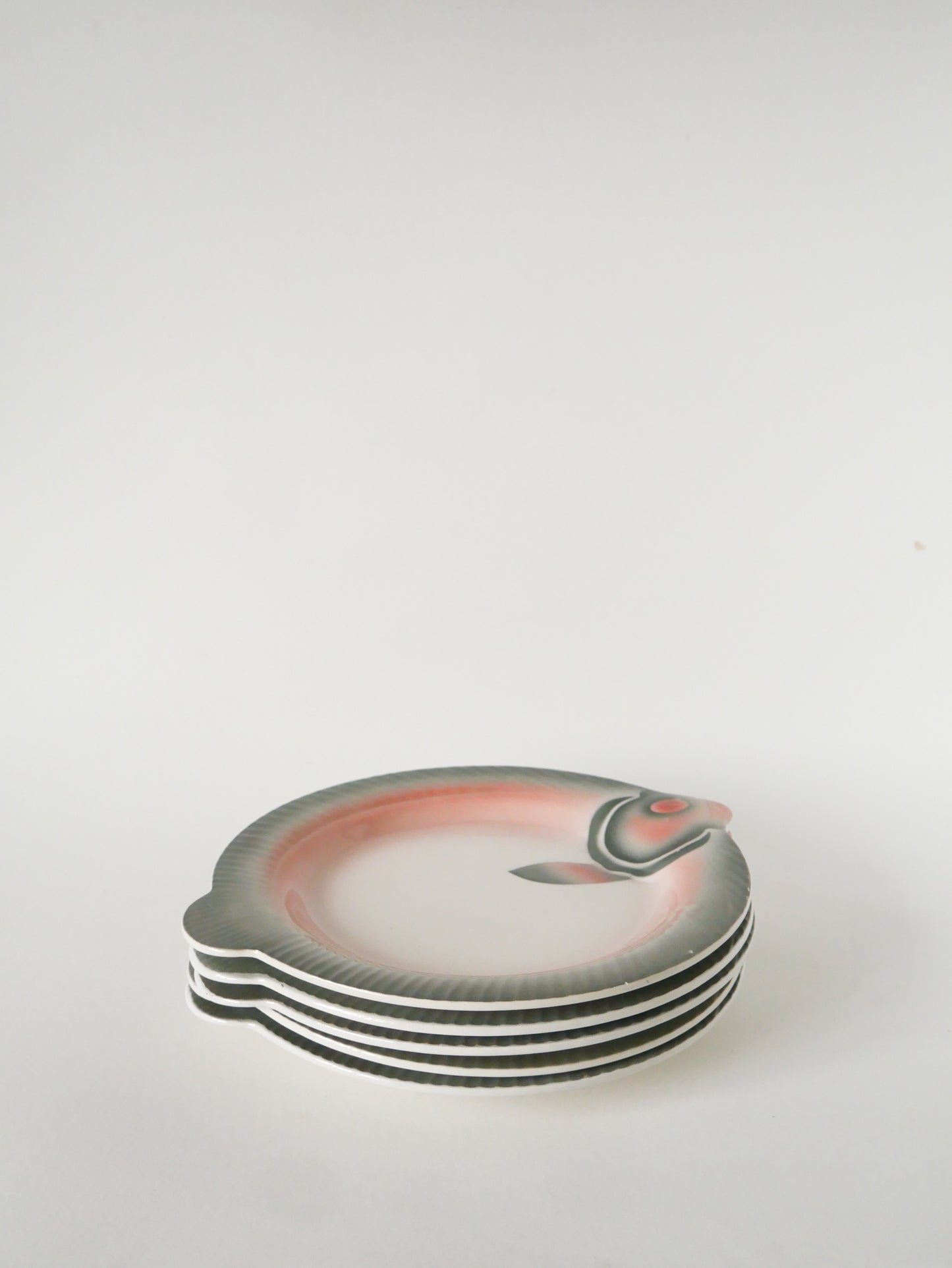 Lot de 6 assiettes plates en barbotine, forme Poisson, Rose et Gris, 1960