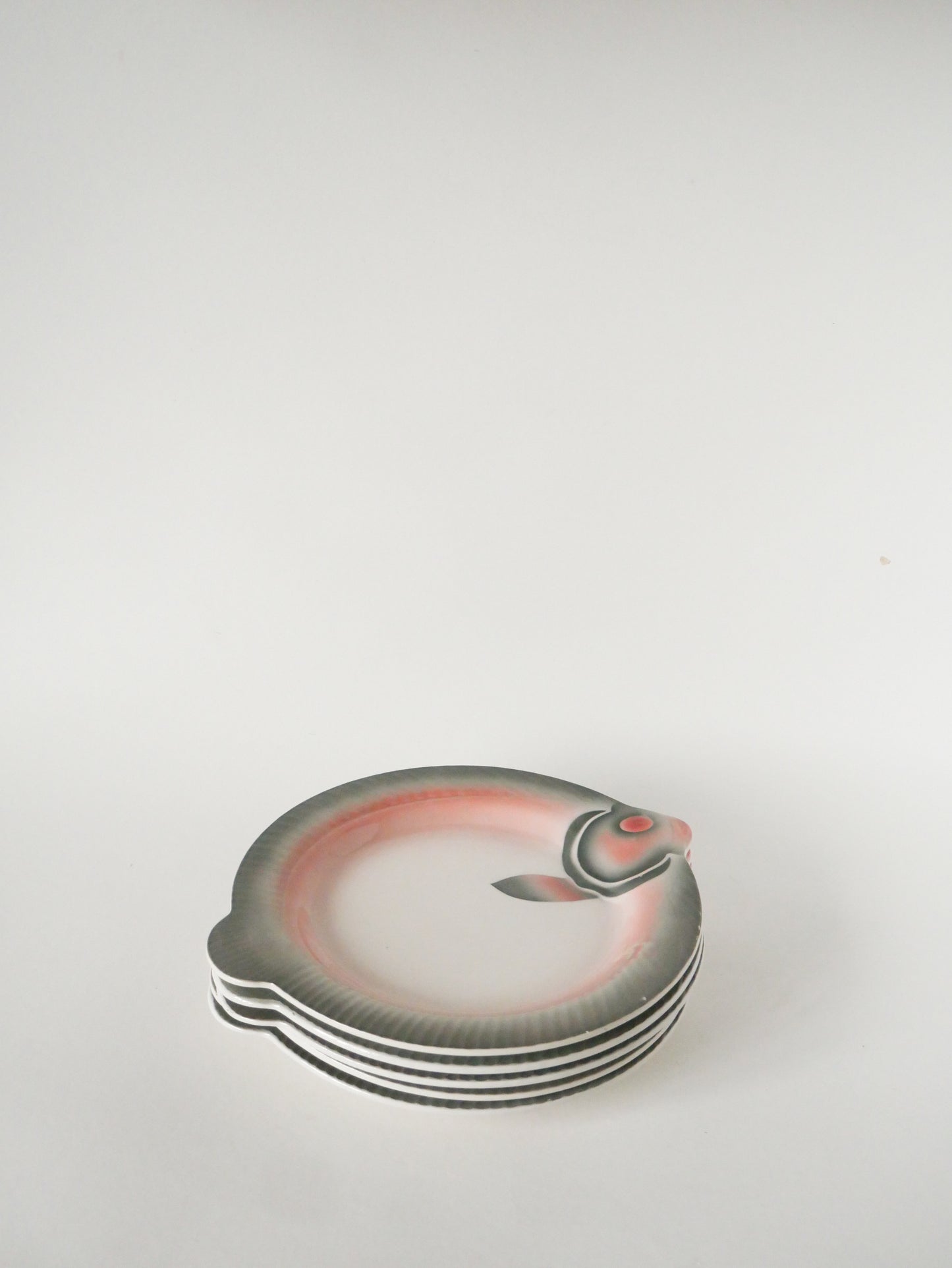 Lot de 6 assiettes plates en barbotine, forme Poisson, Rose et Gris, 1960