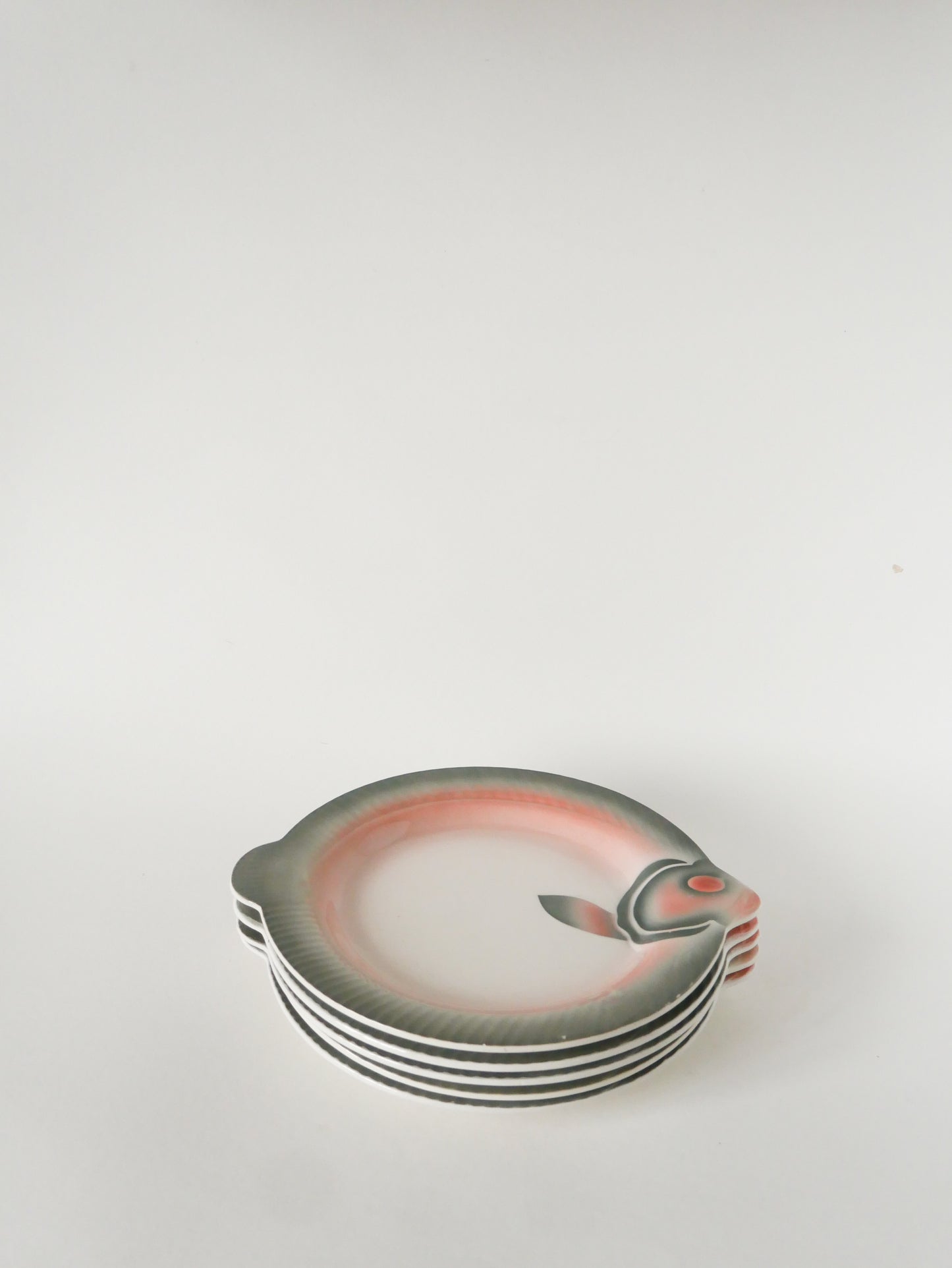 Lot de 6 assiettes plates en barbotine, forme Poisson, Rose et Gris, 1960