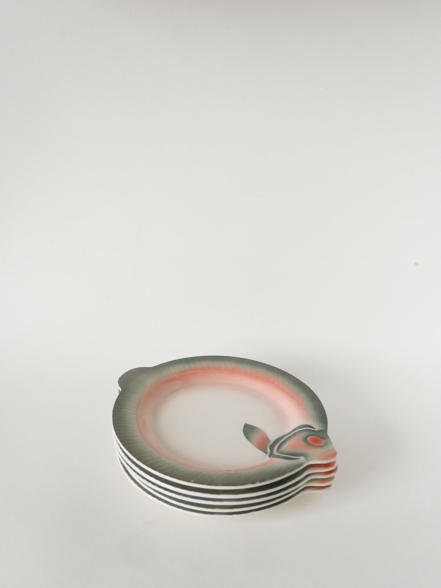 Lot de 6 assiettes plates en barbotine, forme Poisson, Rose et Gris, 1960