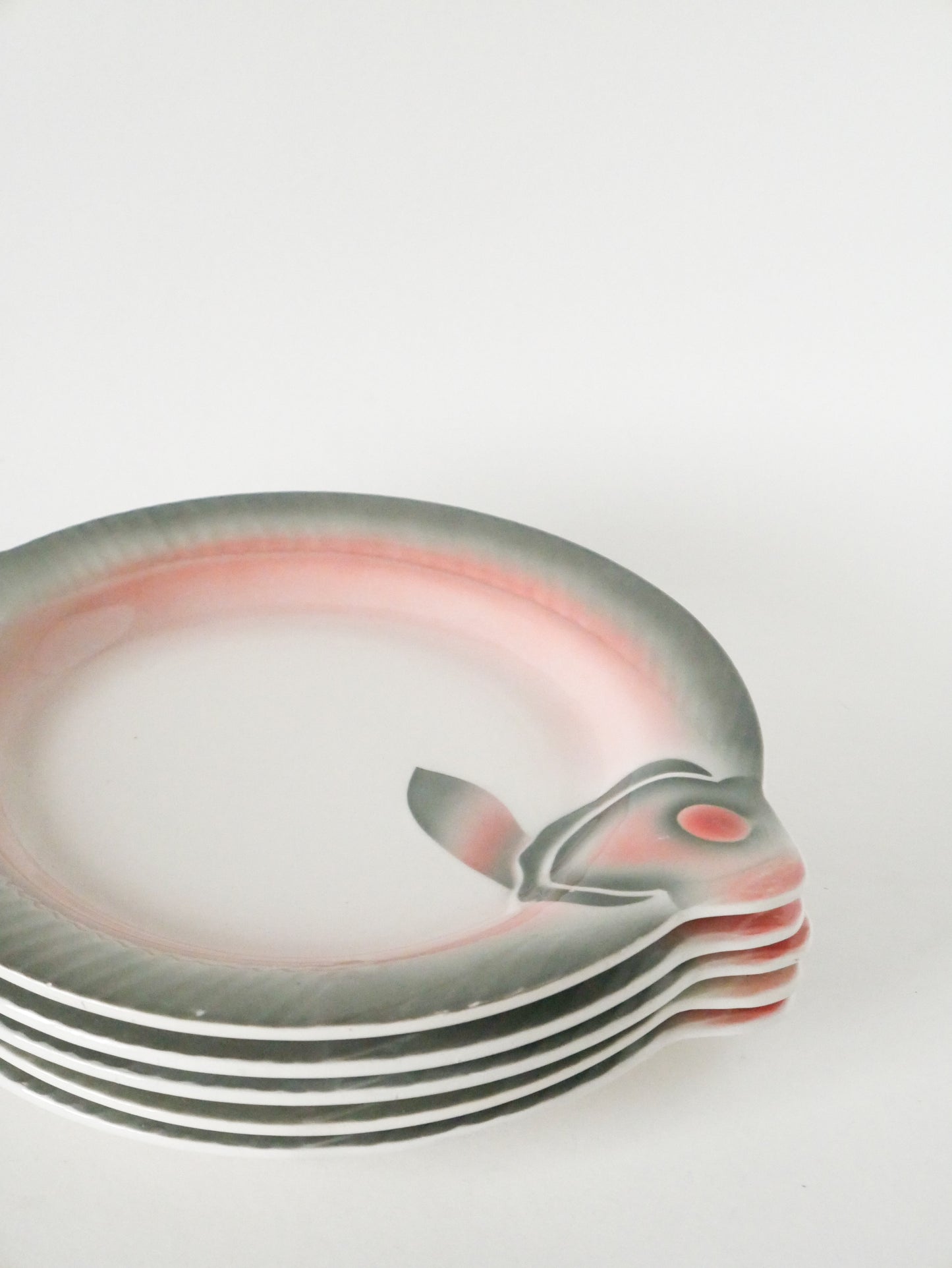 Lot de 6 assiettes plates en barbotine, forme Poisson, Rose et Gris, 1960