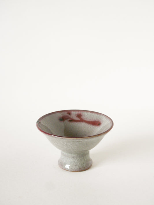 Petite coupe sur pieds en céramique, Gris et Rose, Signée, 1970