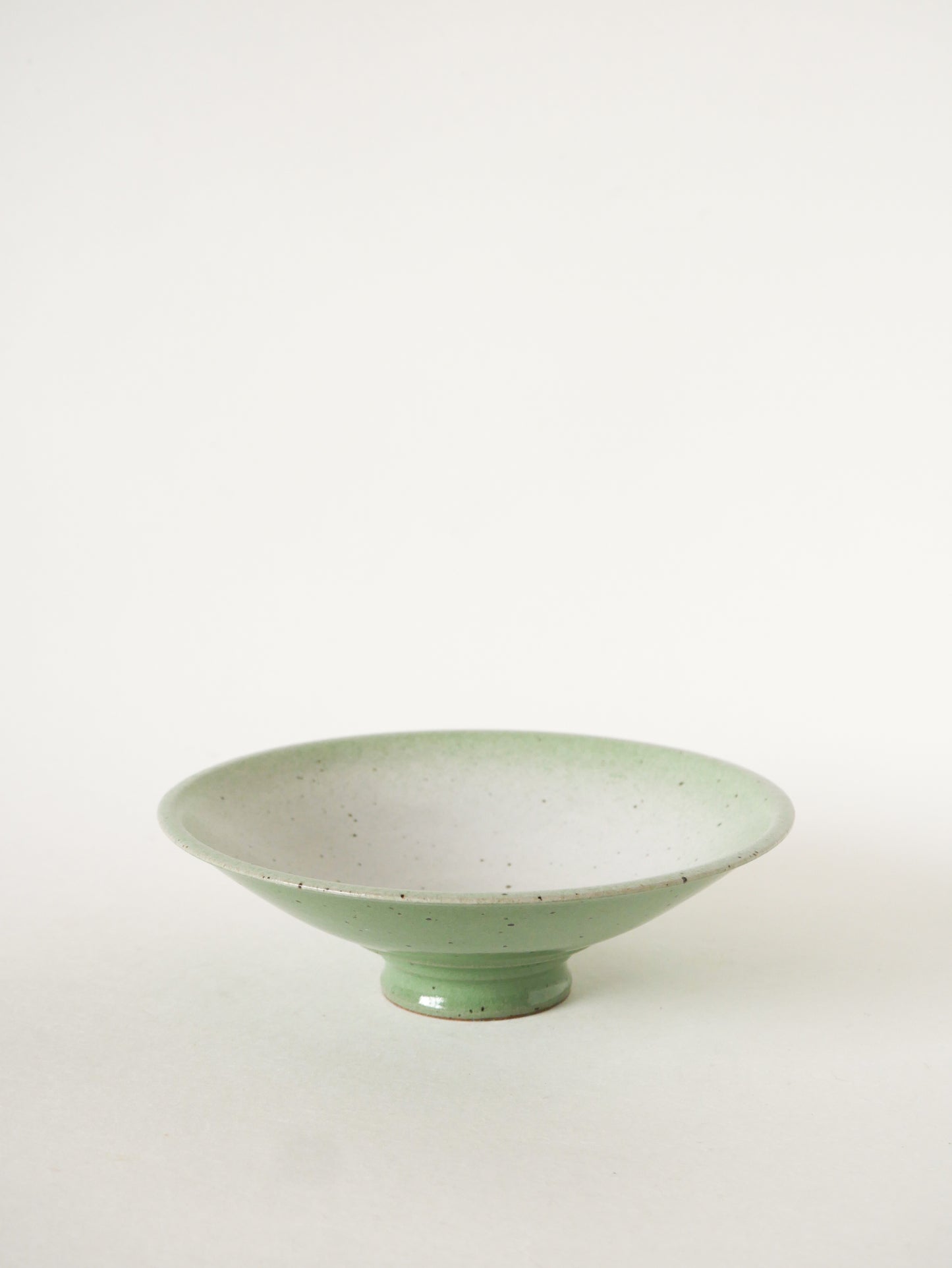 Coupe sur pieds en céramique, Vert de Gris, Signée, 1970