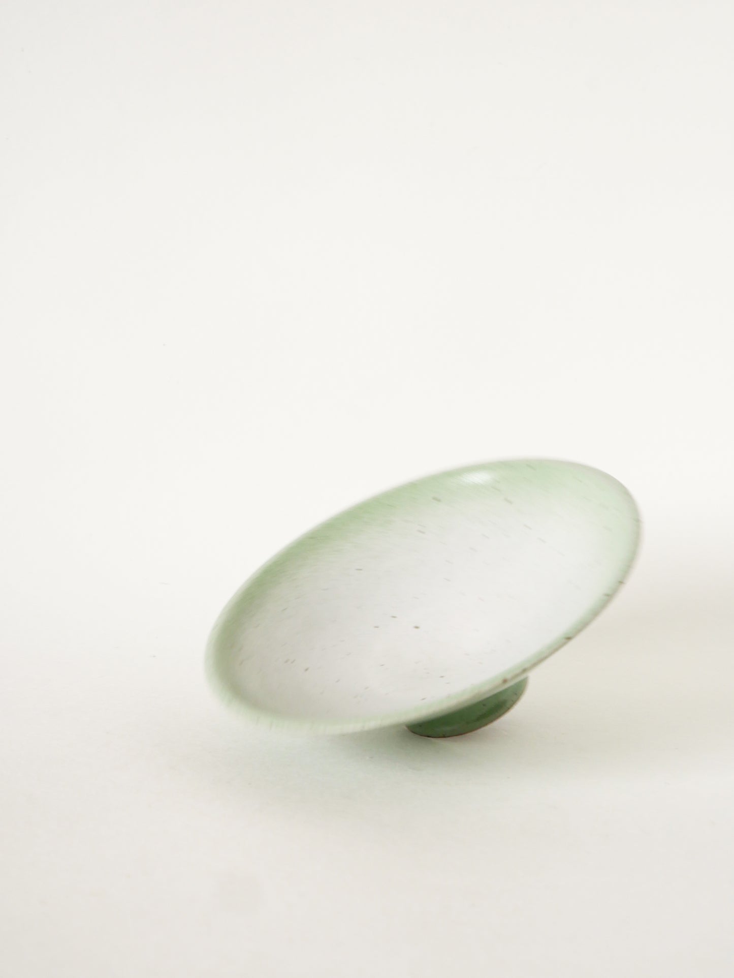 Coupe sur pieds en céramique, Vert de Gris, Signée, 1970