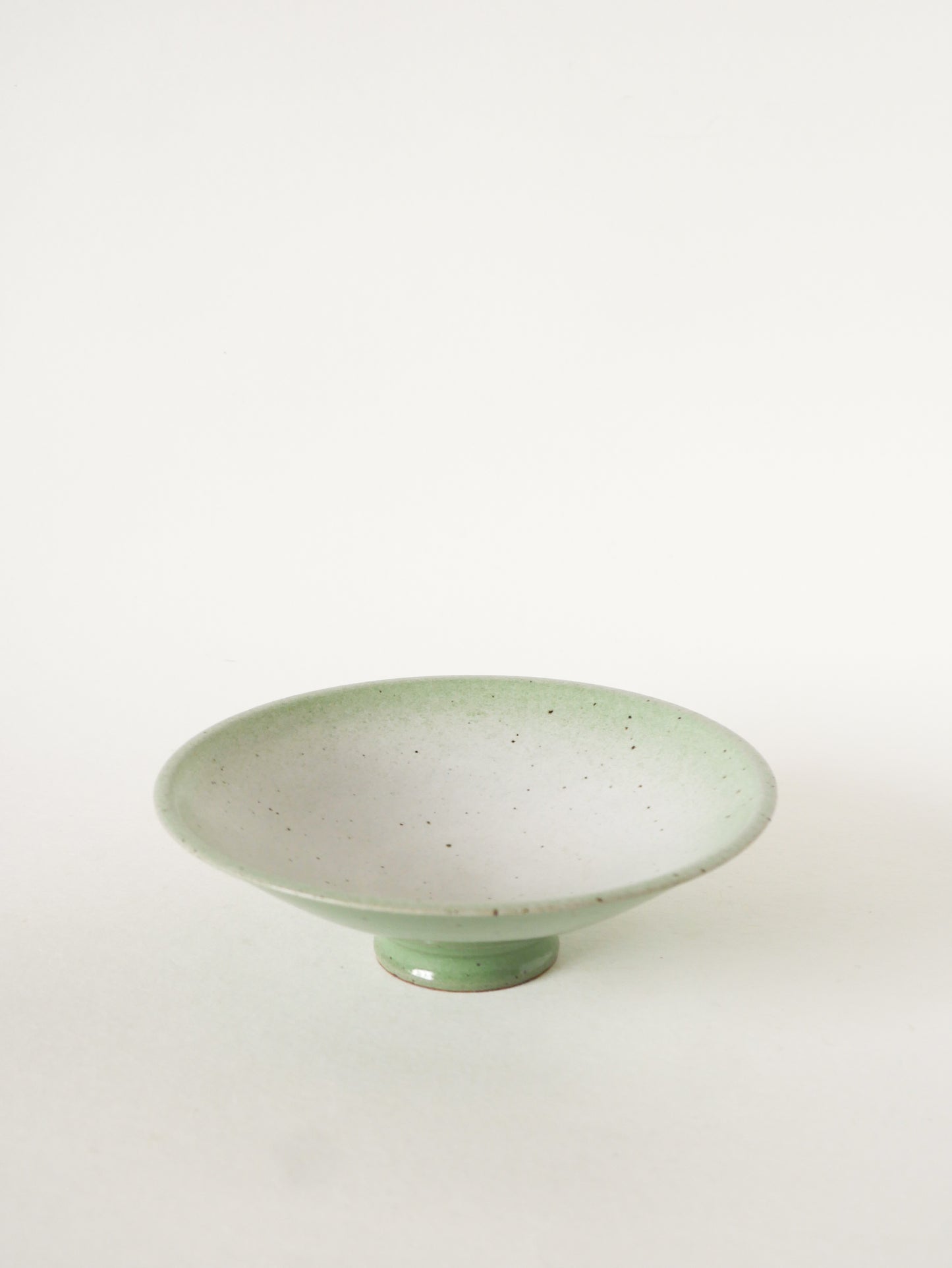 Coupe sur pieds en céramique, Vert de Gris, Signée, 1970