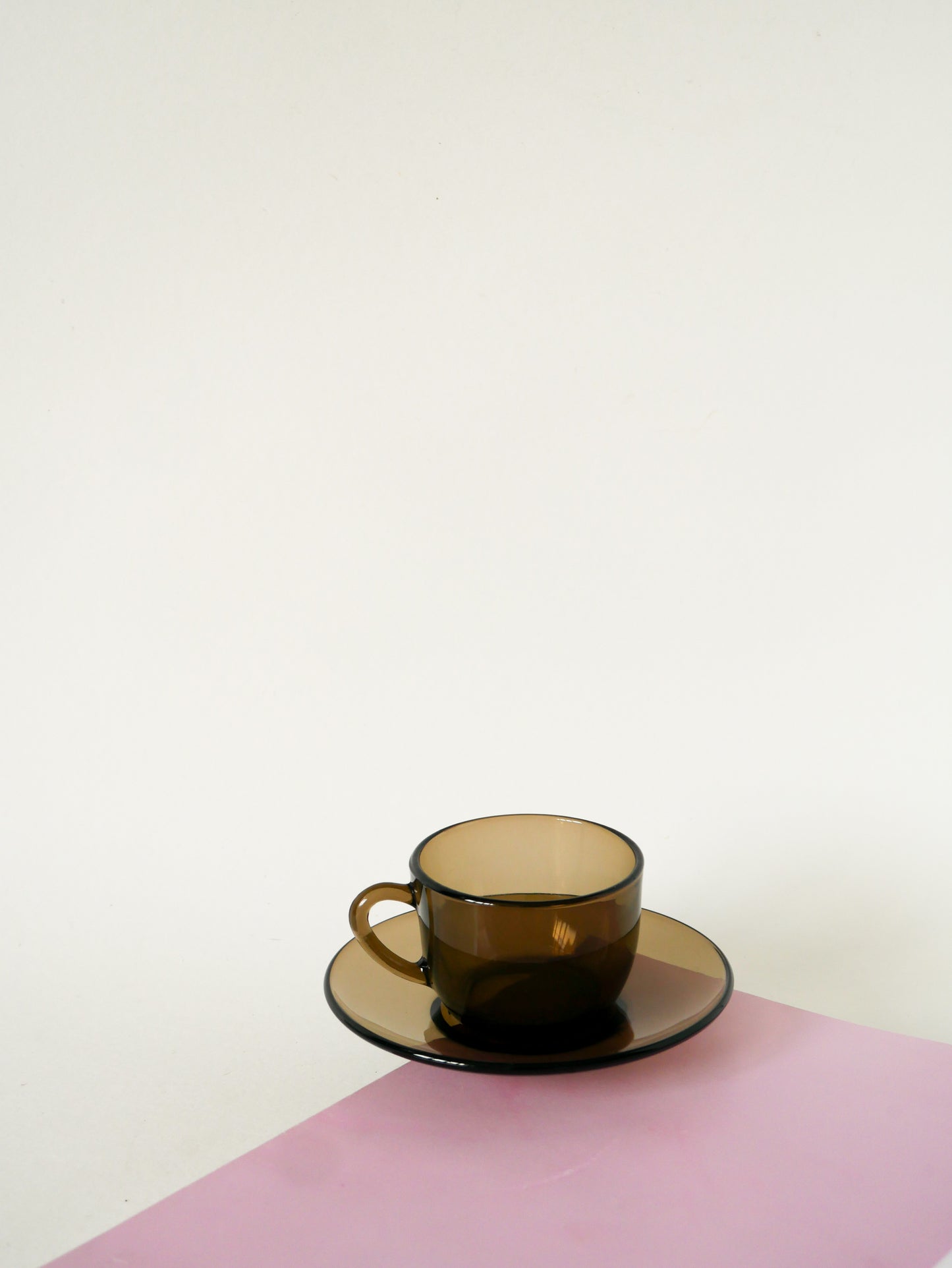 Paire de tasses en verre fumé avec sous-tasses, Design, 1970