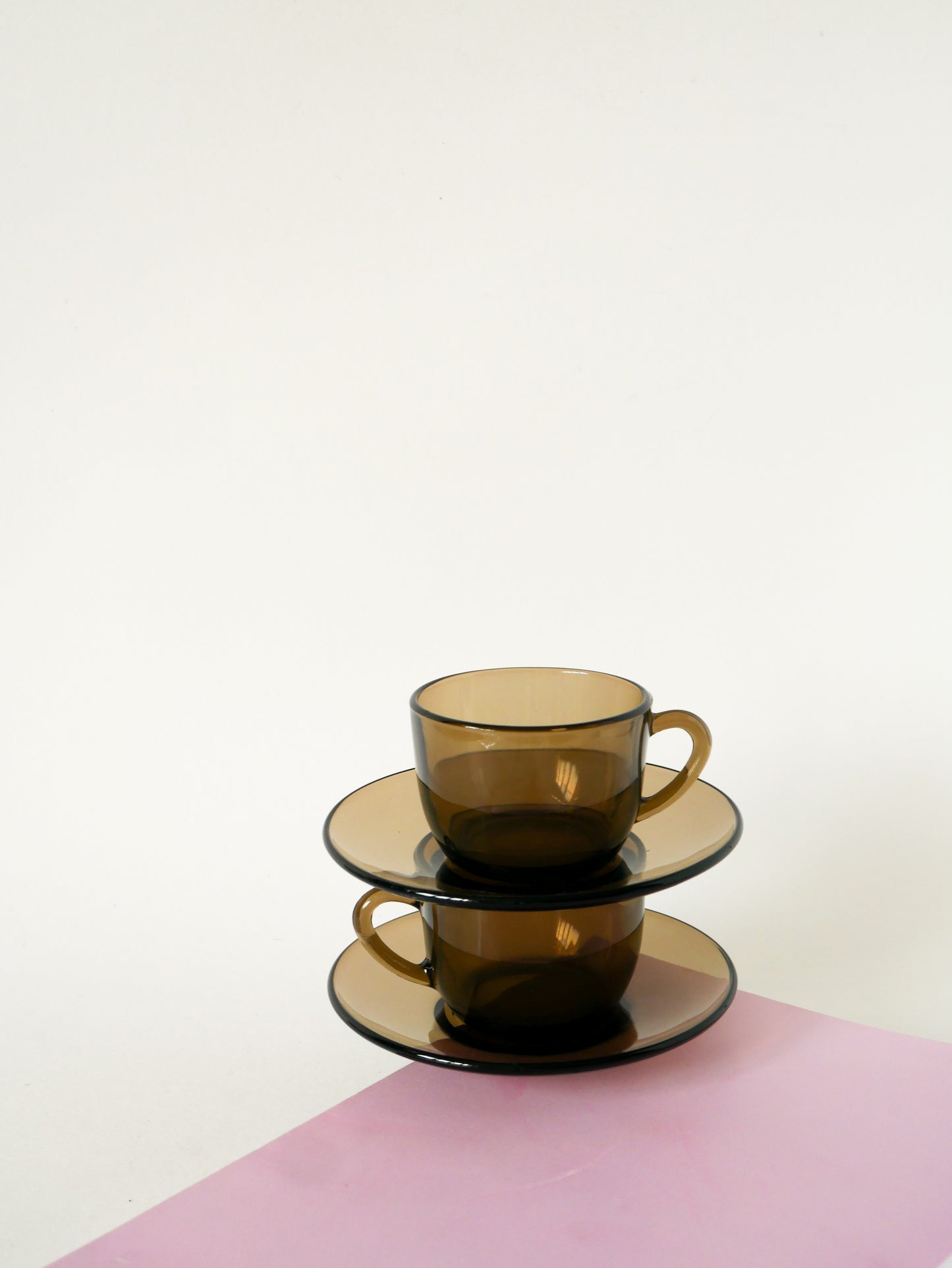 Paire de tasses en verre fumé avec sous-tasses, Design, 1970
