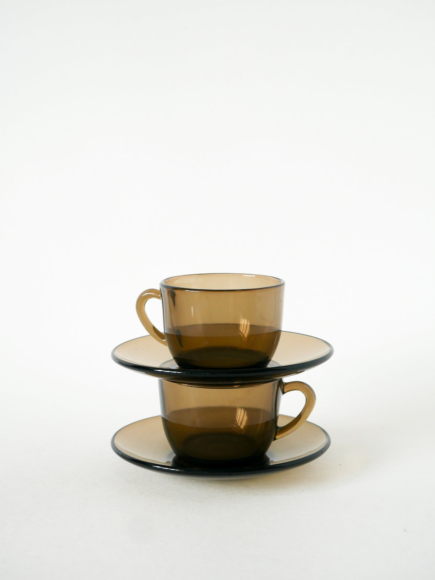 Paire de tasses en verre fumé avec sous-tasses, Design, 1970