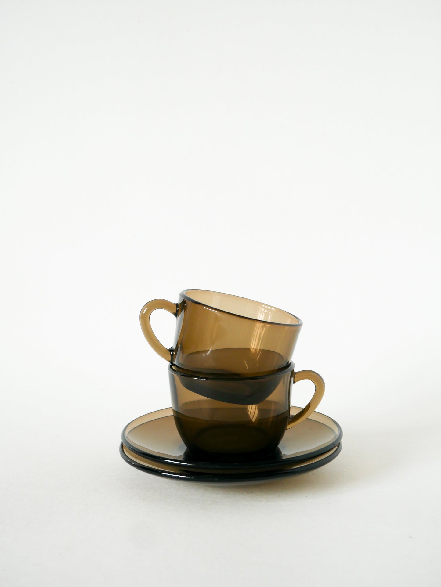 Paire de tasses en verre fumé avec sous-tasses, Design, 1970