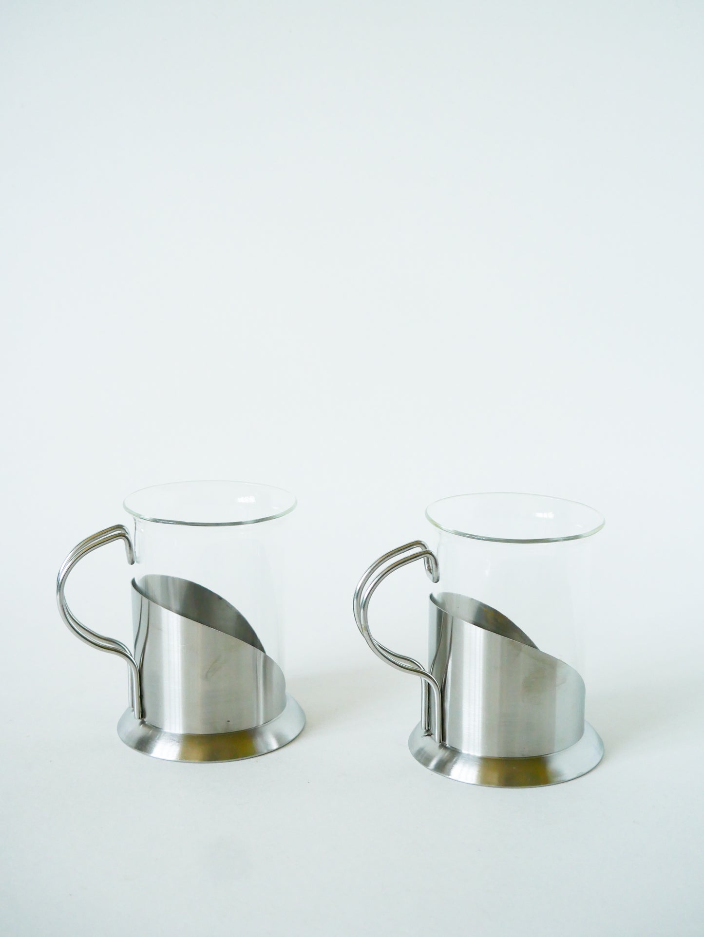 Paire de tasses à thé en verre et inox, Design, 1980