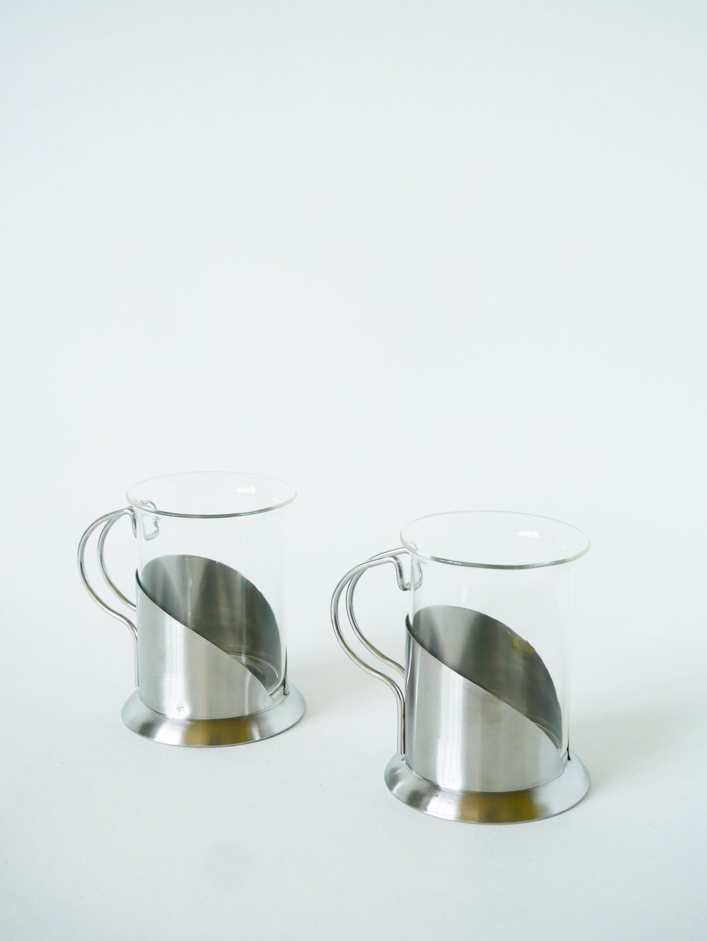 Paire de tasses à thé en verre et inox, Design, 1980