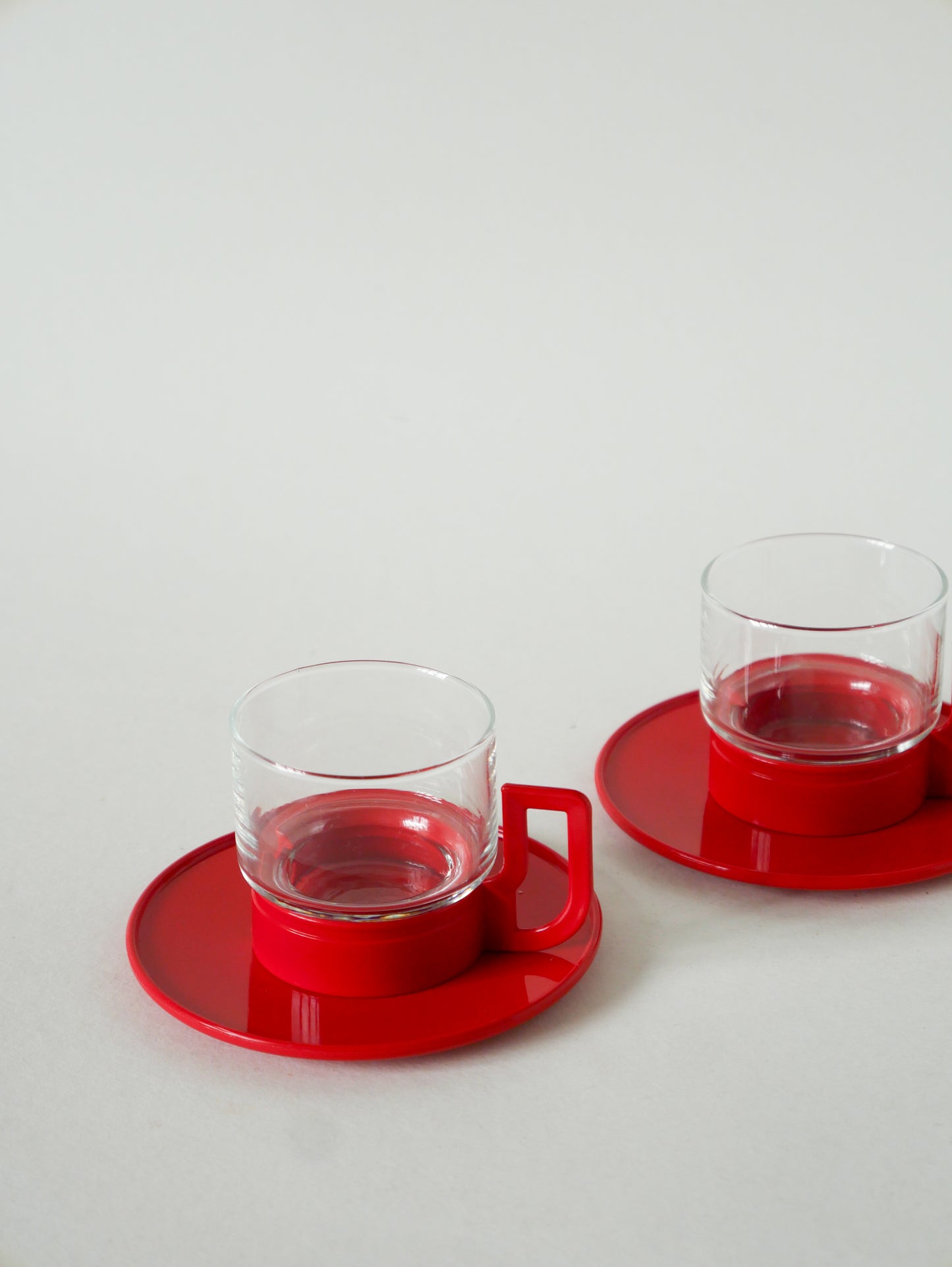 Paire de tasses à expresso en verre et plastique, Rouge, Design, 1980