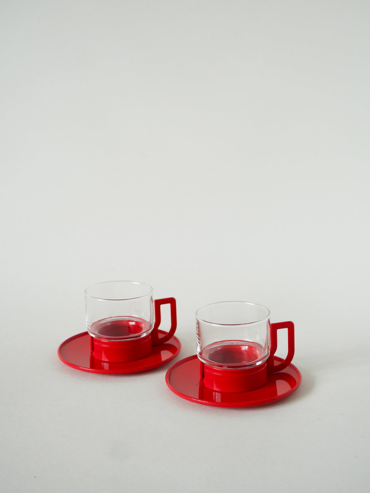 Paire de tasses à expresso en verre et plastique, Rouge, Design, 1980