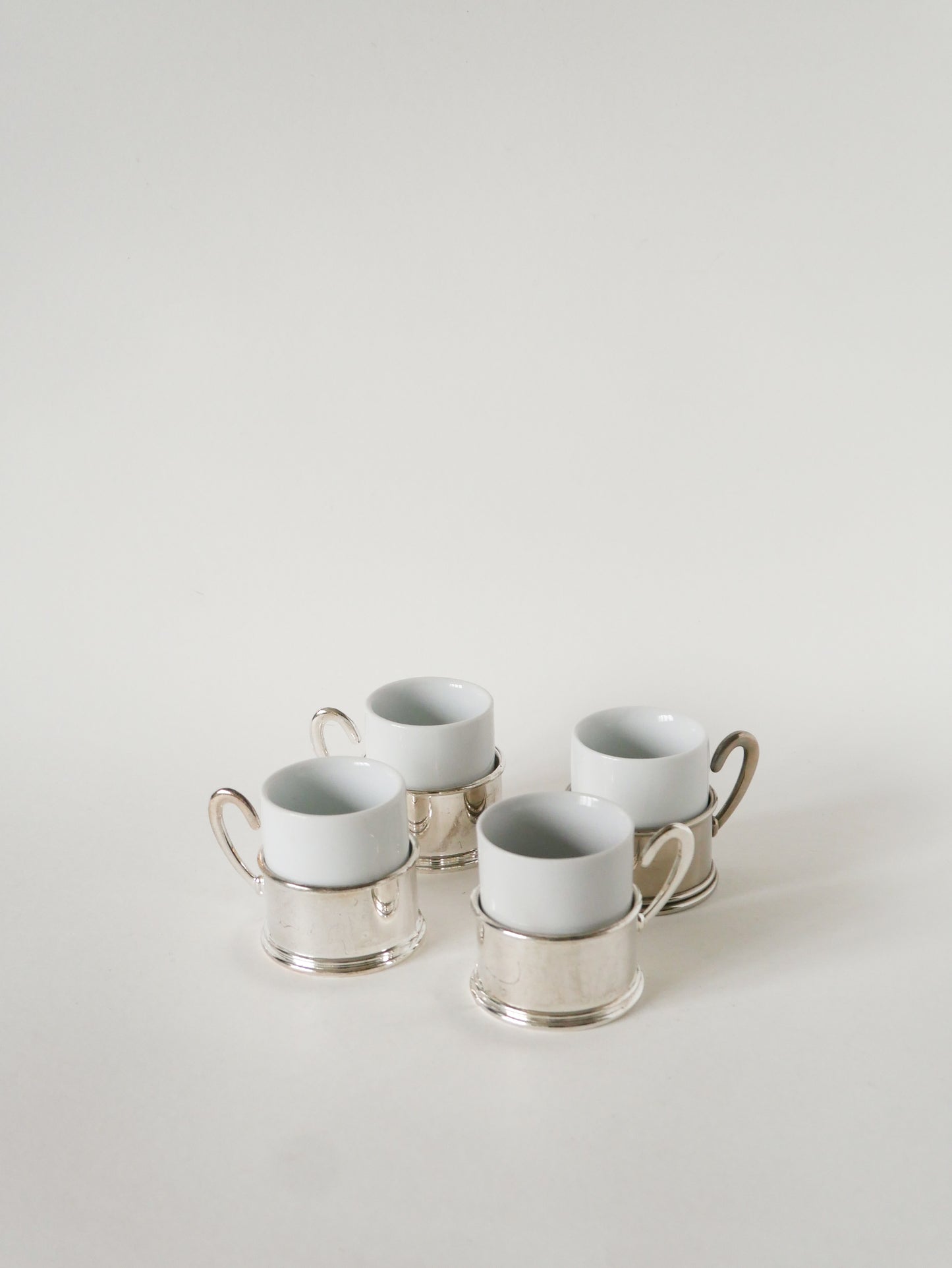 Ensemble de 4 tasses à café en porcelaine et métal argenté, 1970