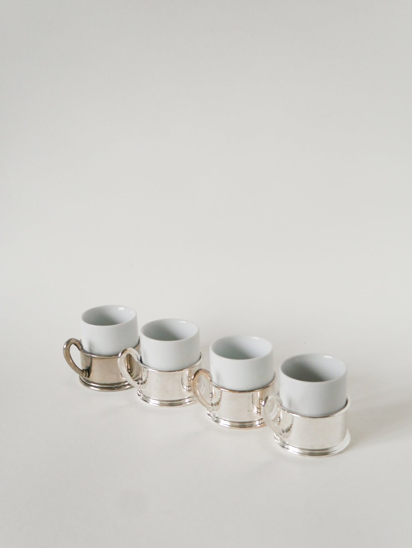 Ensemble de 4 tasses à café en porcelaine et métal argenté, 1970