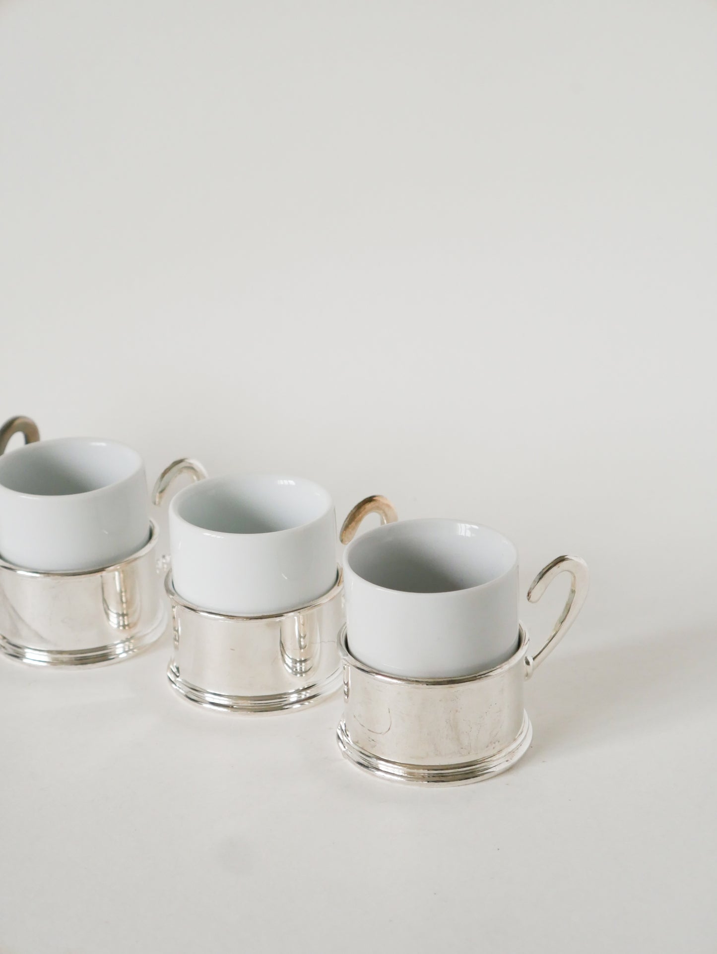 Ensemble de 4 tasses à café en porcelaine et métal argenté, 1970