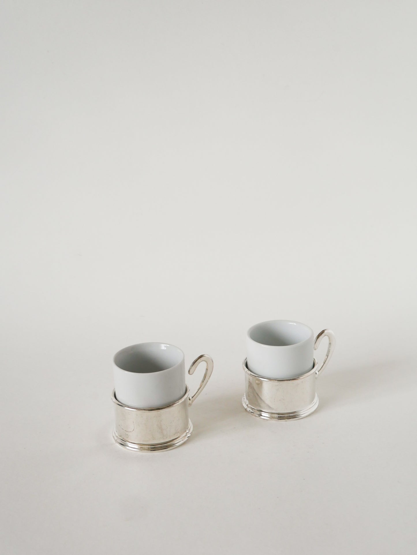Ensemble de 4 tasses à café en porcelaine et métal argenté, 1970