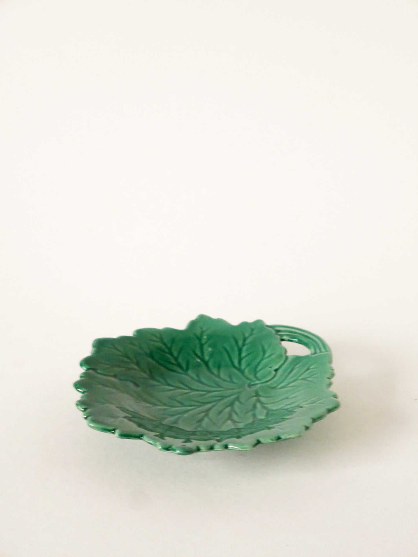 Vide-poche en barbotine modèle Feuille, Vert, 1960 - 14 cm