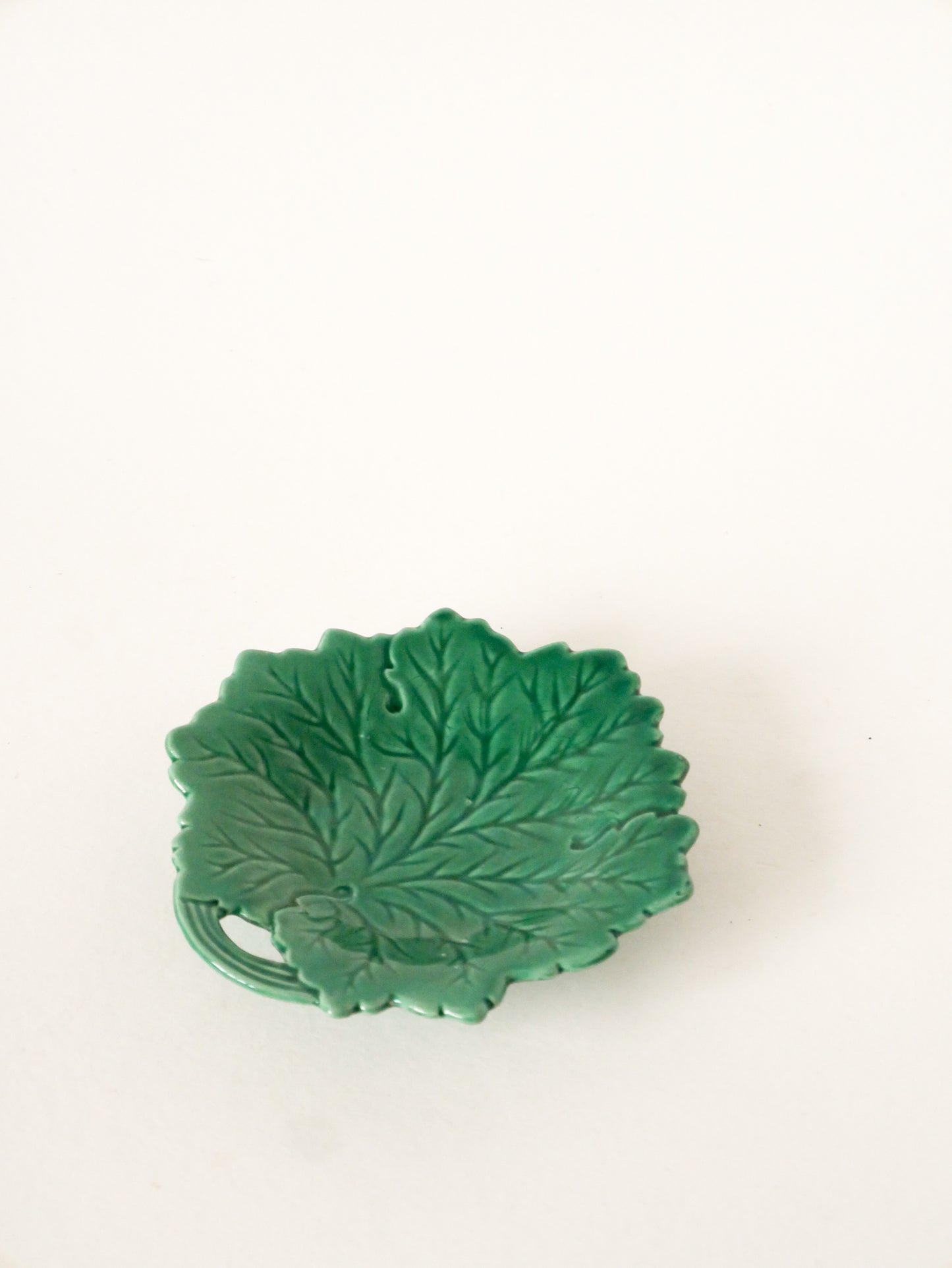 Vide-poche en barbotine modèle Feuille, Vert, 1960 - 14 cm