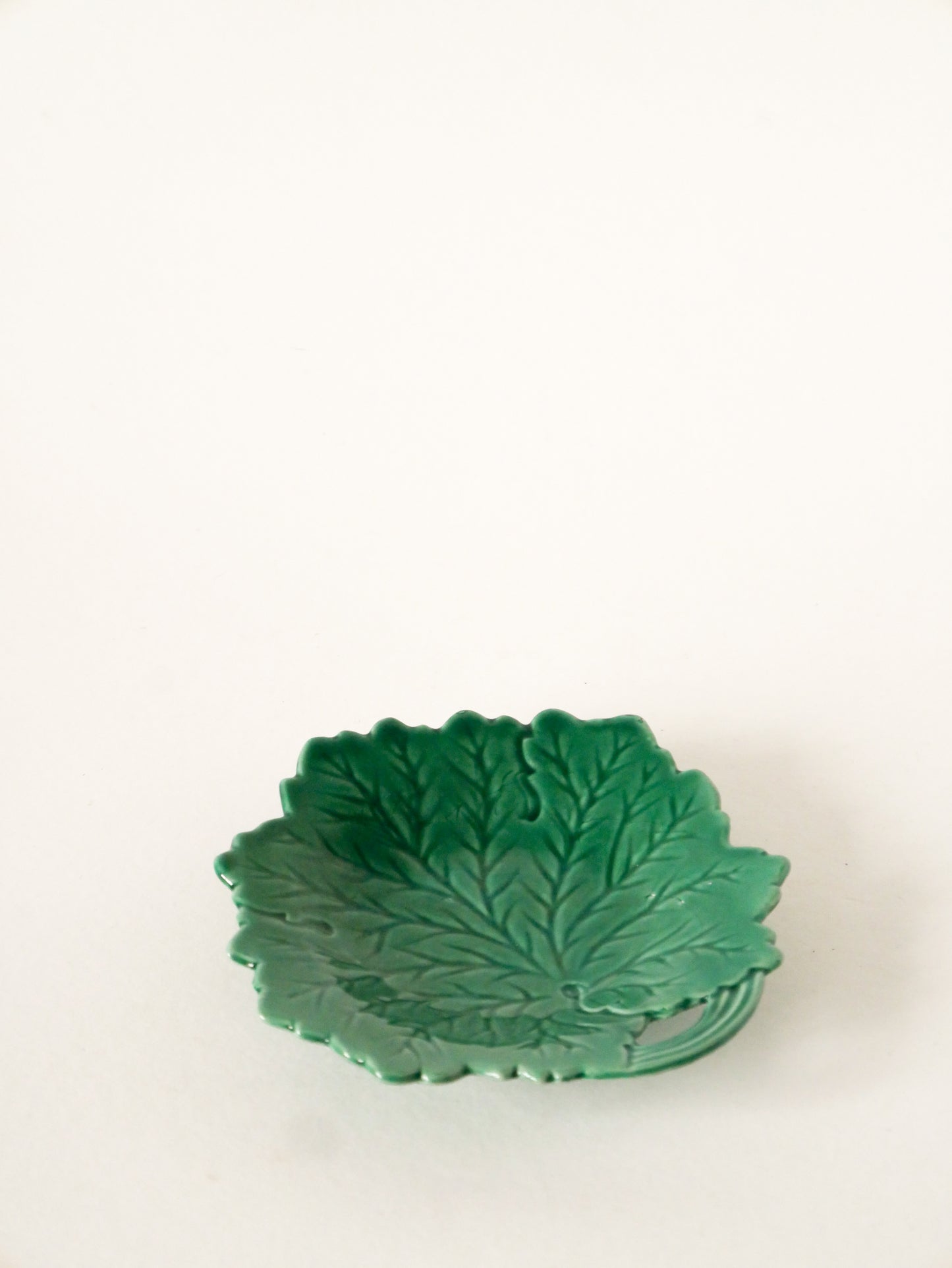 Vide-poche en barbotine modèle Feuille, Vert, 1960 - 14 cm