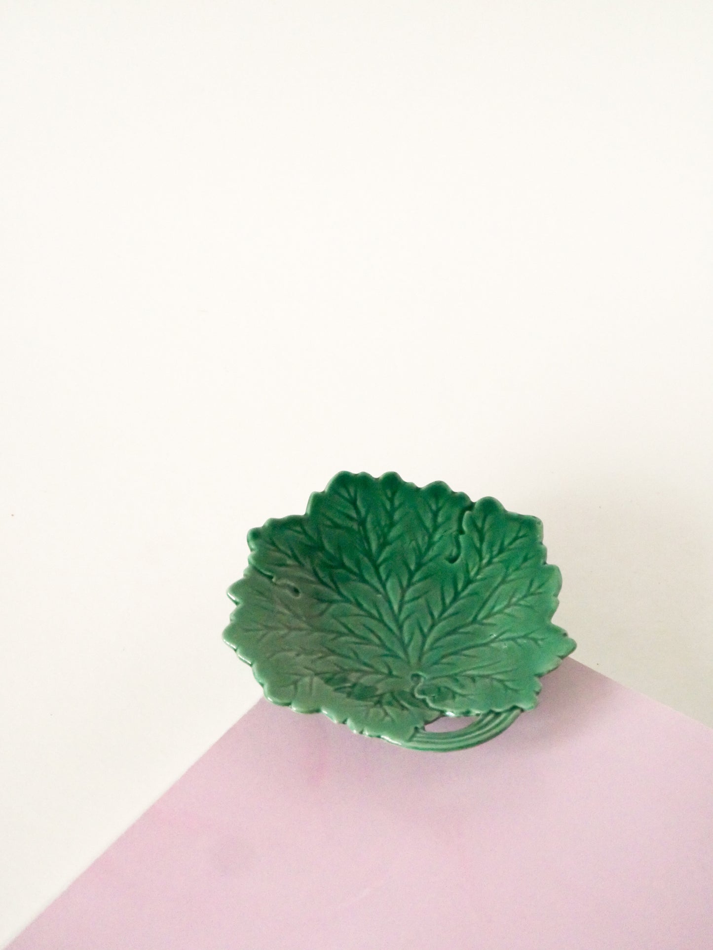 Vide-poche en barbotine modèle Feuille, Vert, 1960 - 14 cm