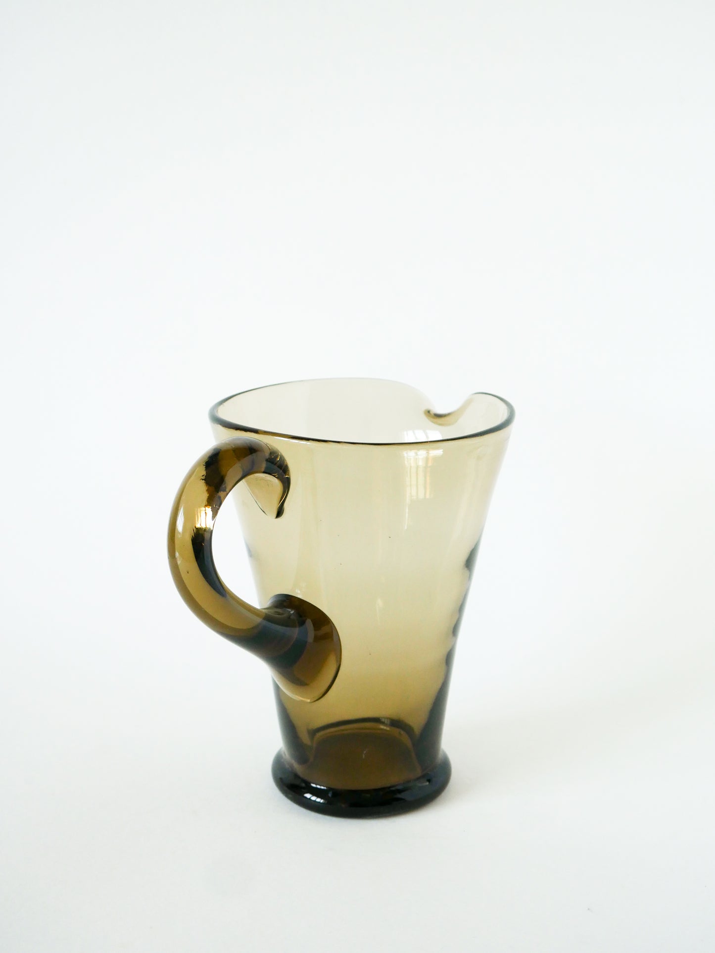 Pichet en verre fumé, Design, 1970 - 21 X 19 cm