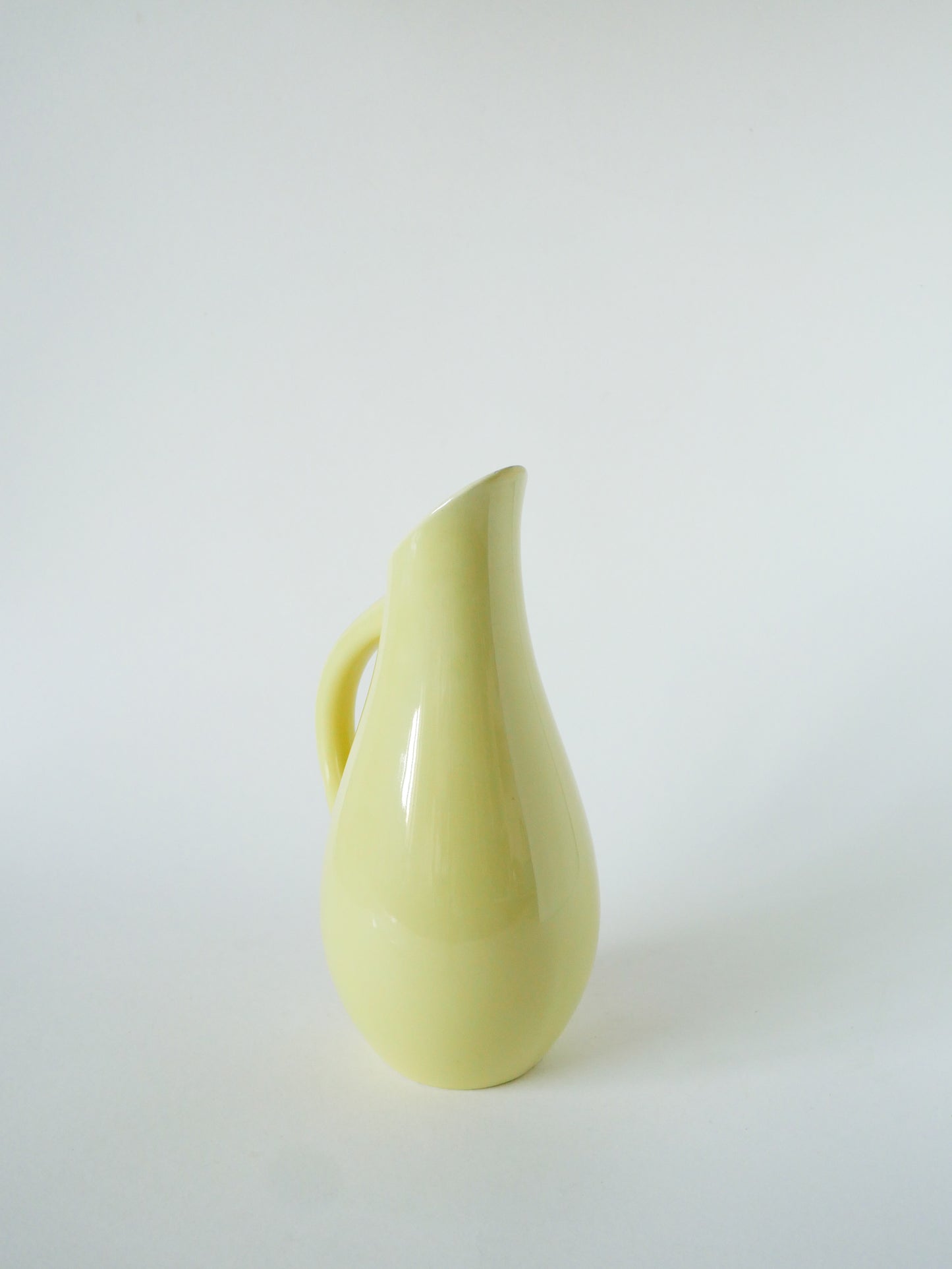 Grand pichet en céramique, Jaune Beurre, signé Magda, 1960