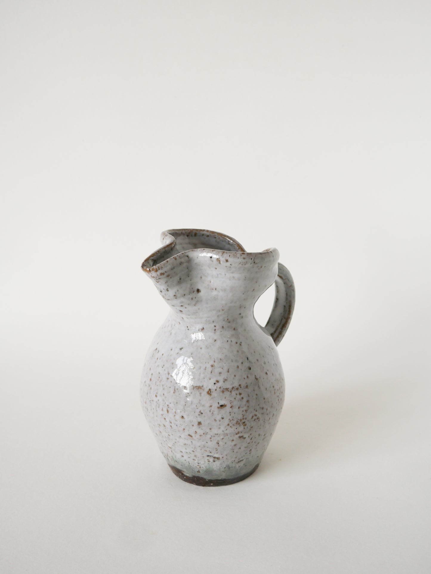 Grand pichet en grès vernissé, Gris clair, 1970