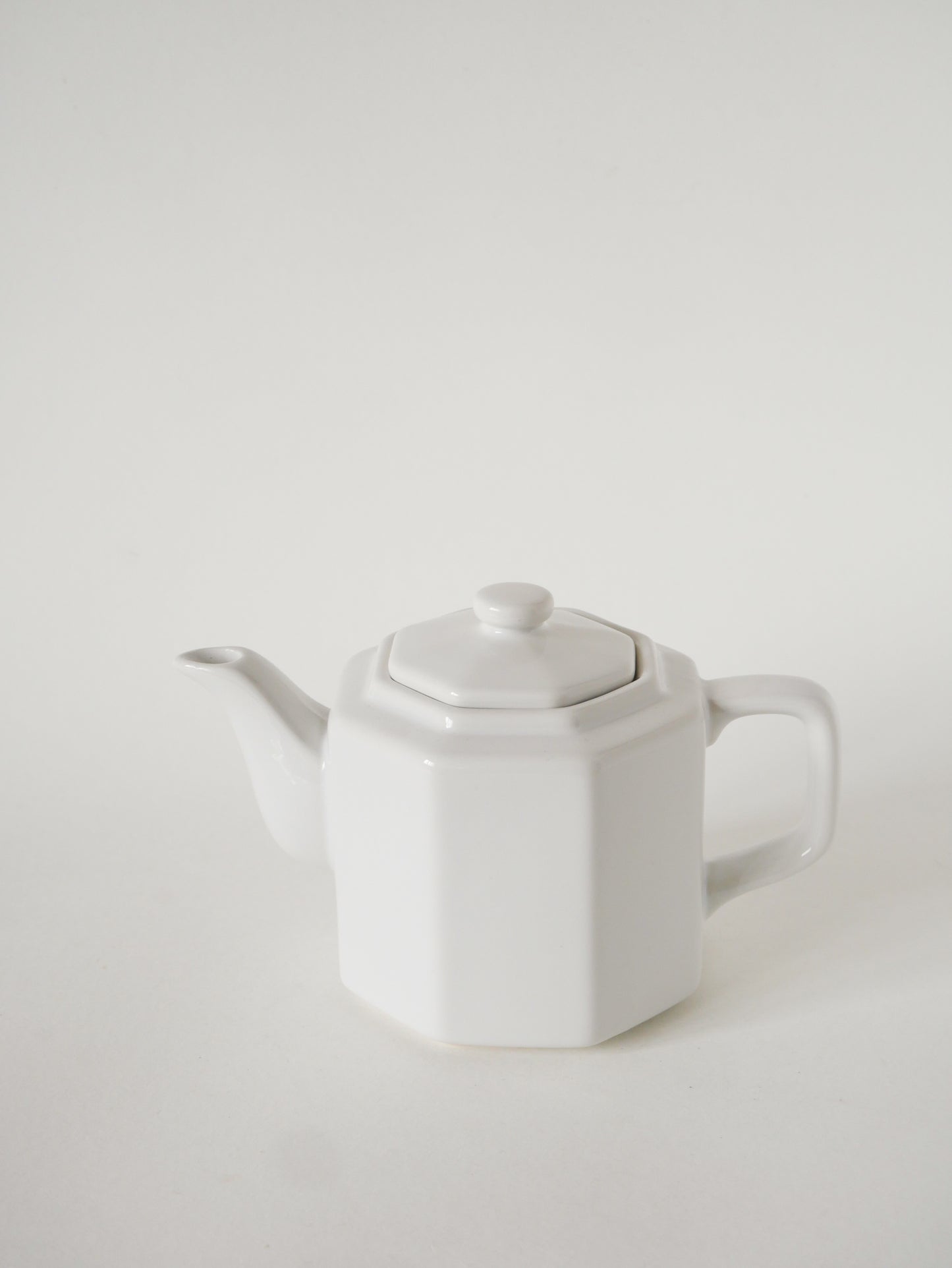 Grande théière en céramique facettée, Blanc, 1950