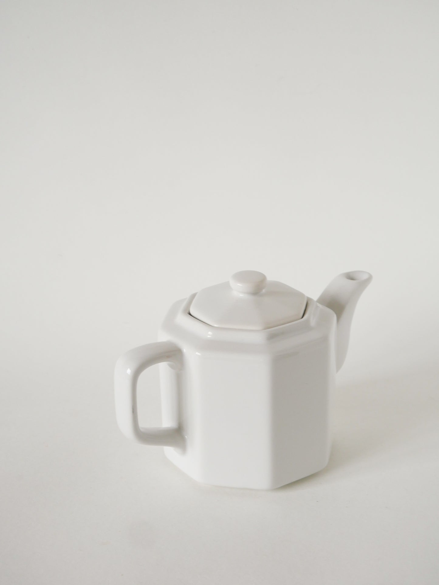 Grande théière en céramique facettée, Blanc, 1950