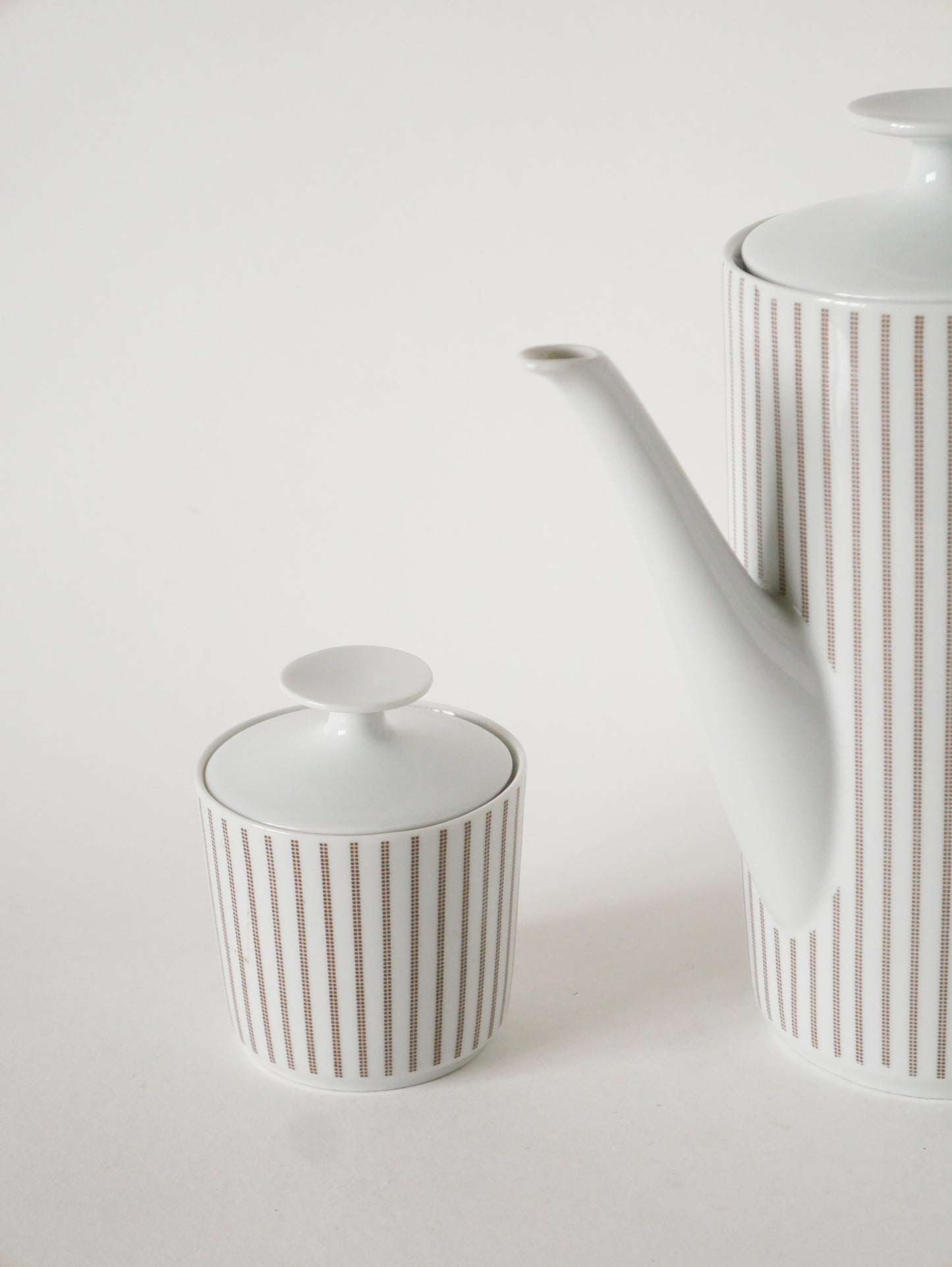 Ensemble composé d'une cafetière et d'un sucrier en porcelaine, Made in Germany, 1970