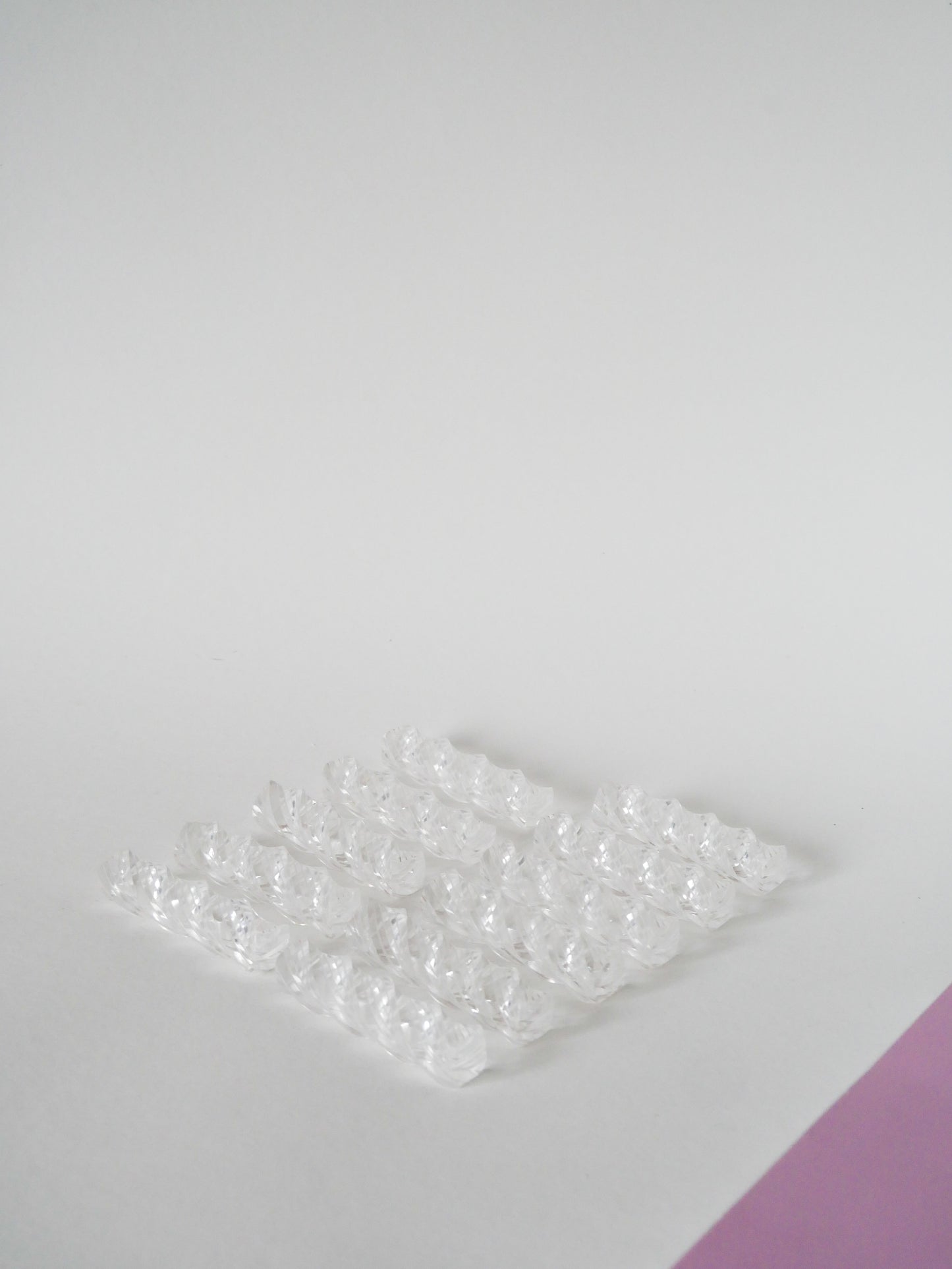 Ensemble de 11 porte-couteaux en plexi transparent torsadés, 1970