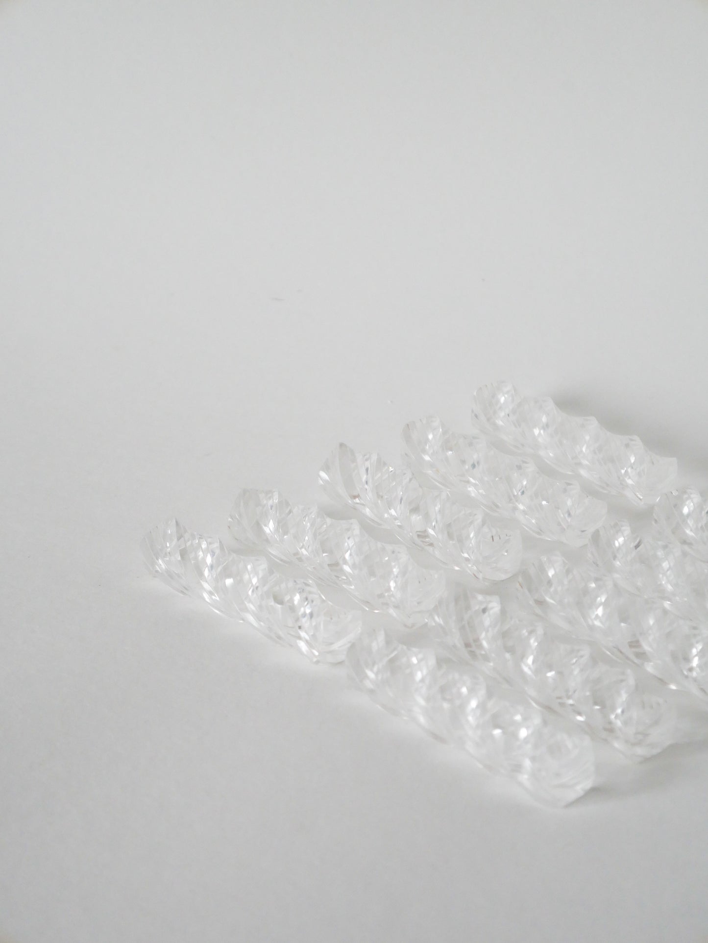 Ensemble de 11 porte-couteaux en plexi transparent torsadés, 1970