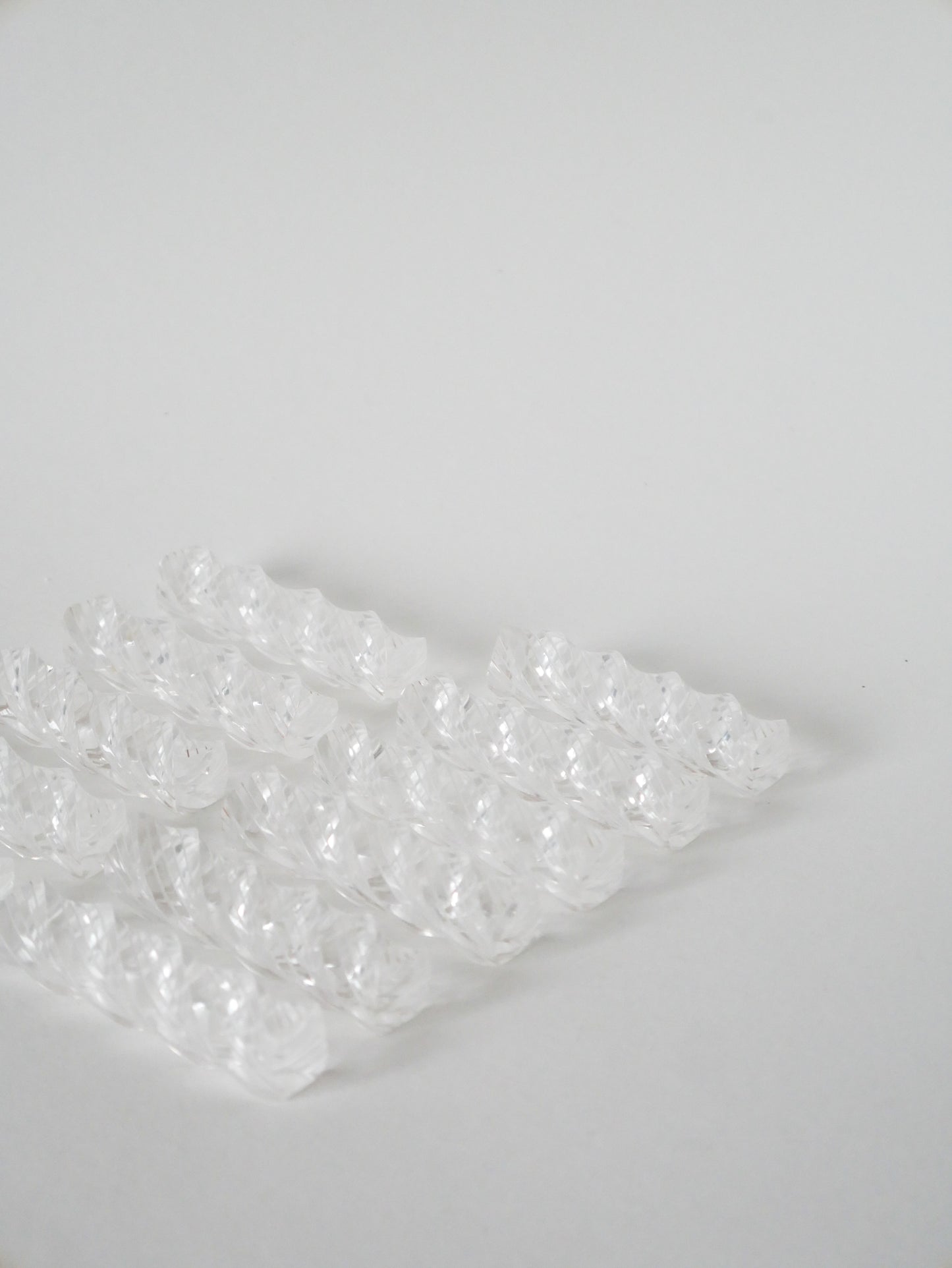 Ensemble de 11 porte-couteaux en plexi transparent torsadés, 1970