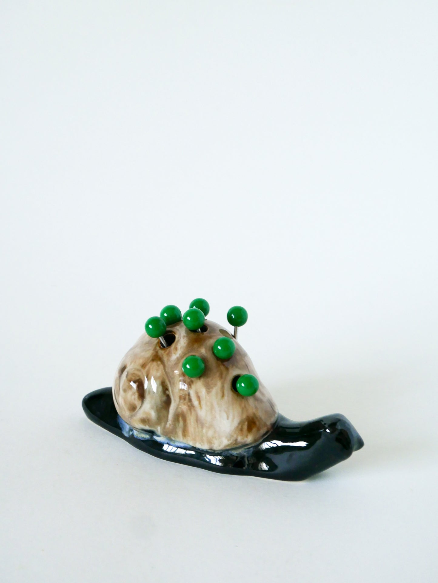 Grand escargot en barbotine, porte-pics apéro, Noir, Beige et Vert, 1970