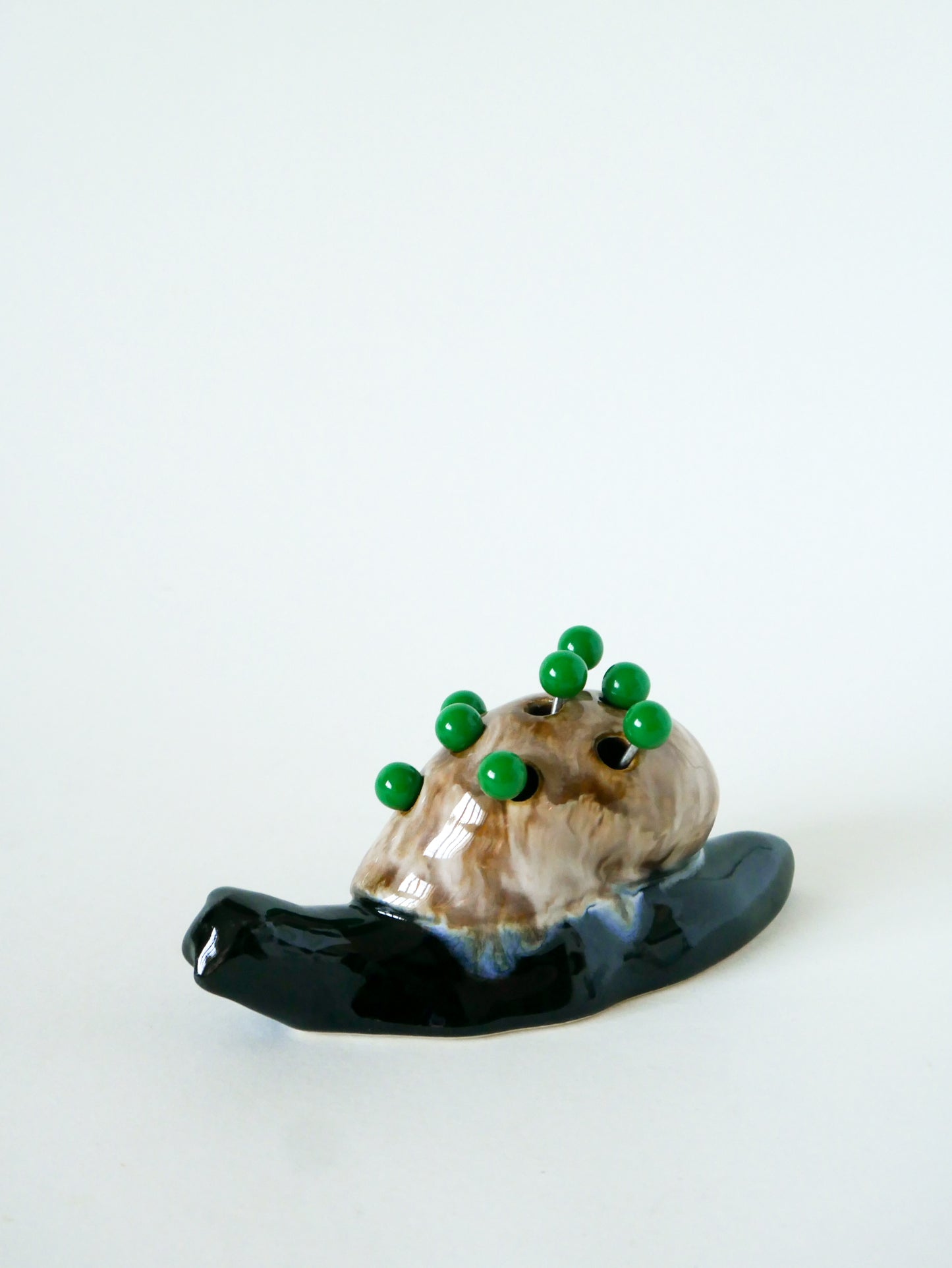 Grand escargot en barbotine, porte-pics apéro, Noir, Beige et Vert, 1970