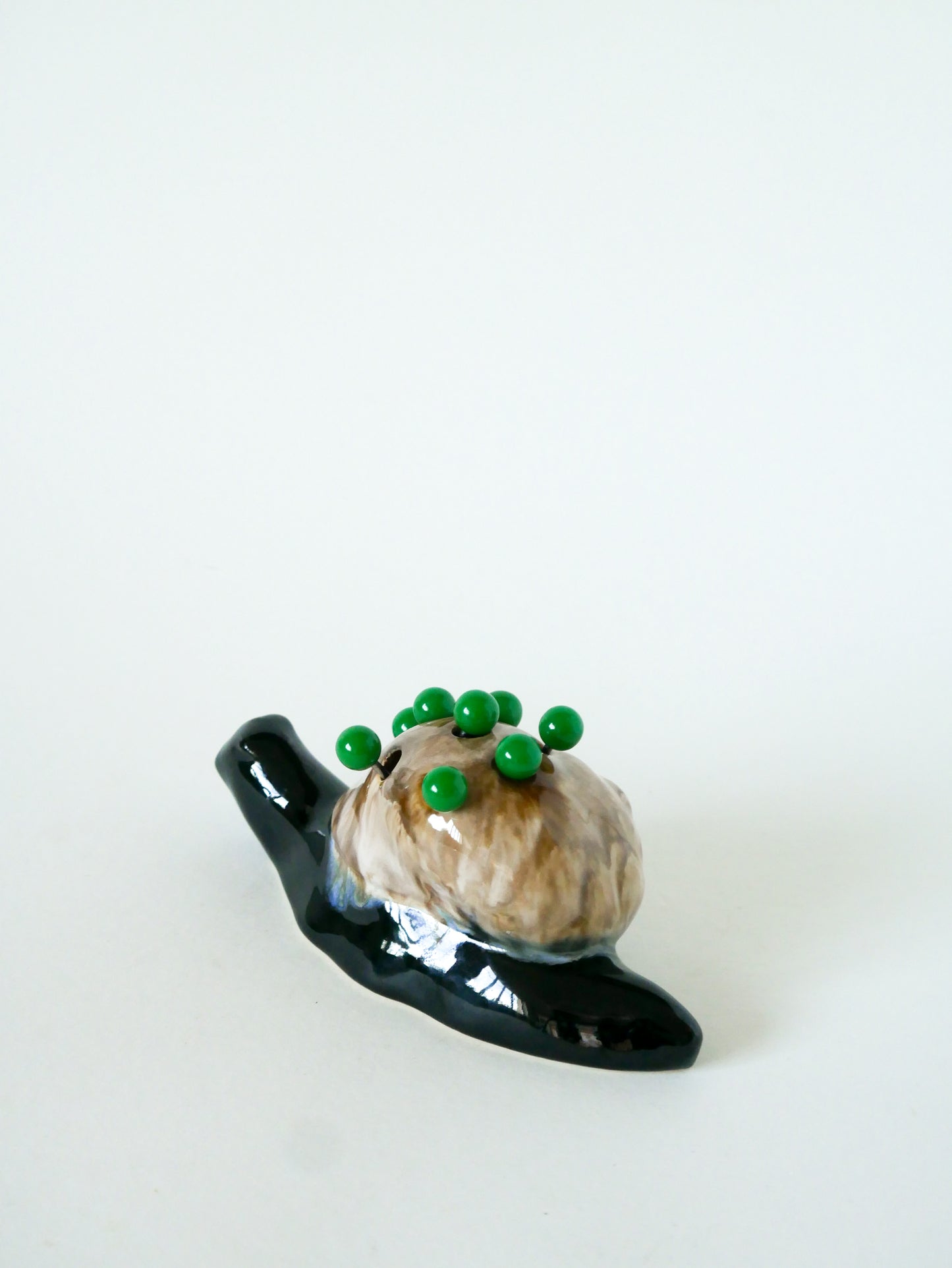Grand escargot en barbotine, porte-pics apéro, Noir, Beige et Vert, 1970