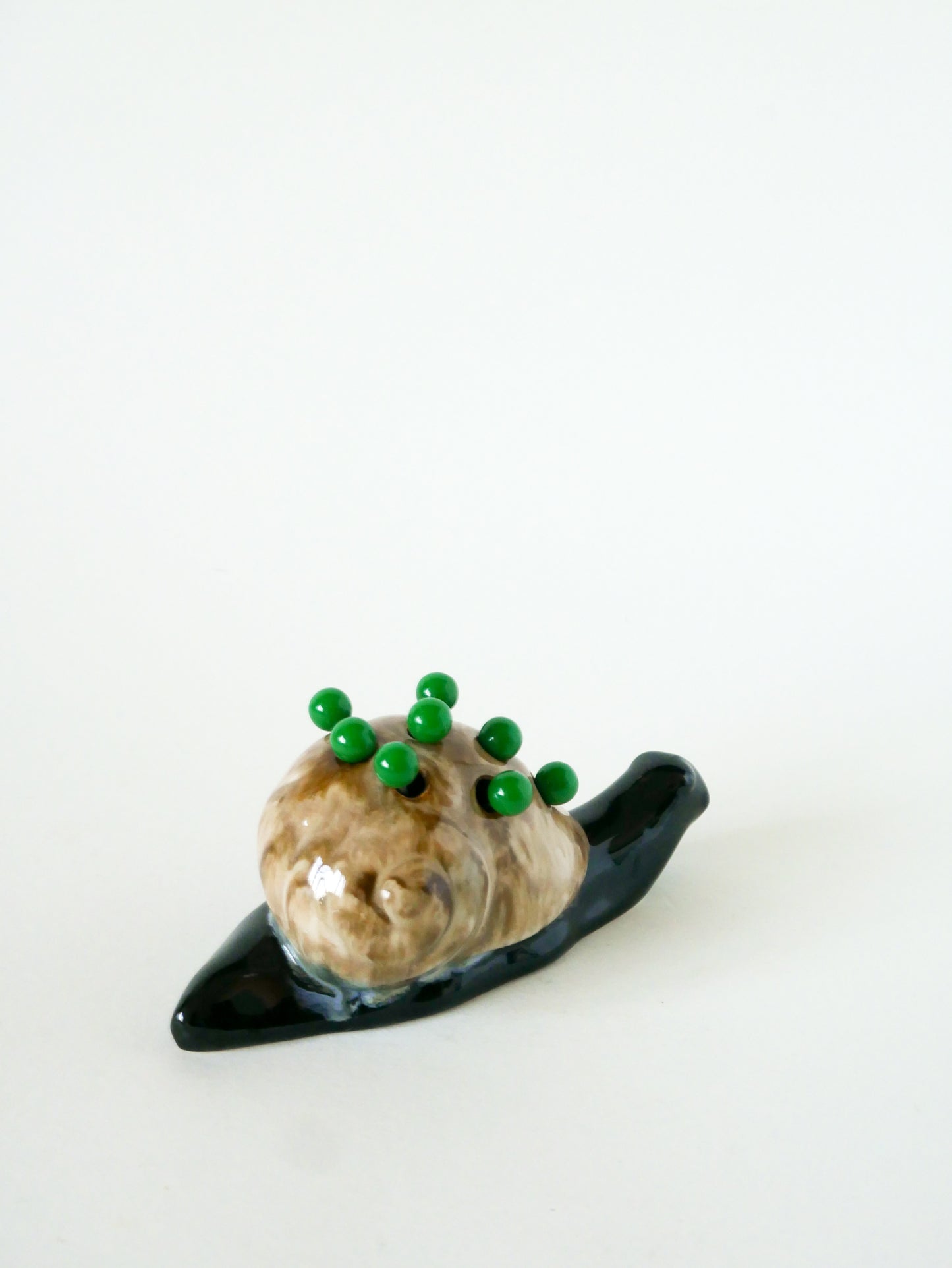 Grand escargot en barbotine, porte-pics apéro, Noir, Beige et Vert, 1970
