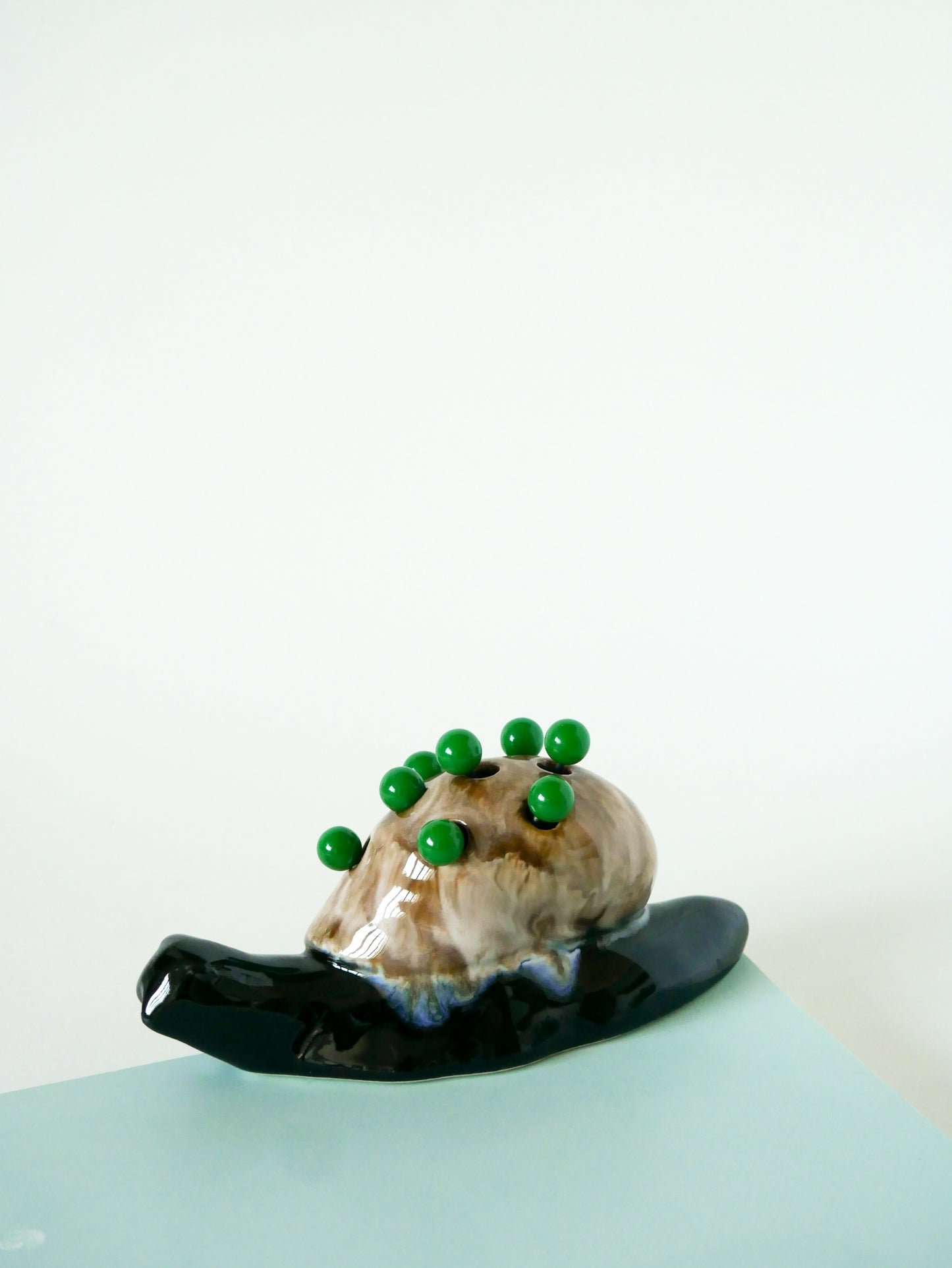 Grand escargot en barbotine, porte-pics apéro, Noir, Beige et Vert, 1970