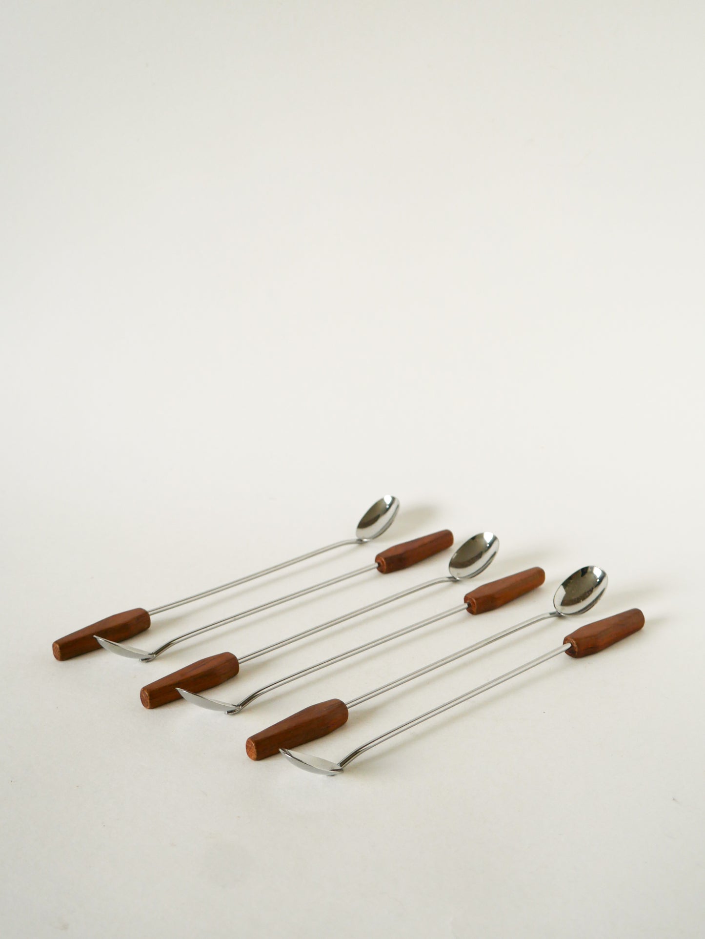 Ensemble de 6 cuillères à cocktails en inox et hêtre, 1970